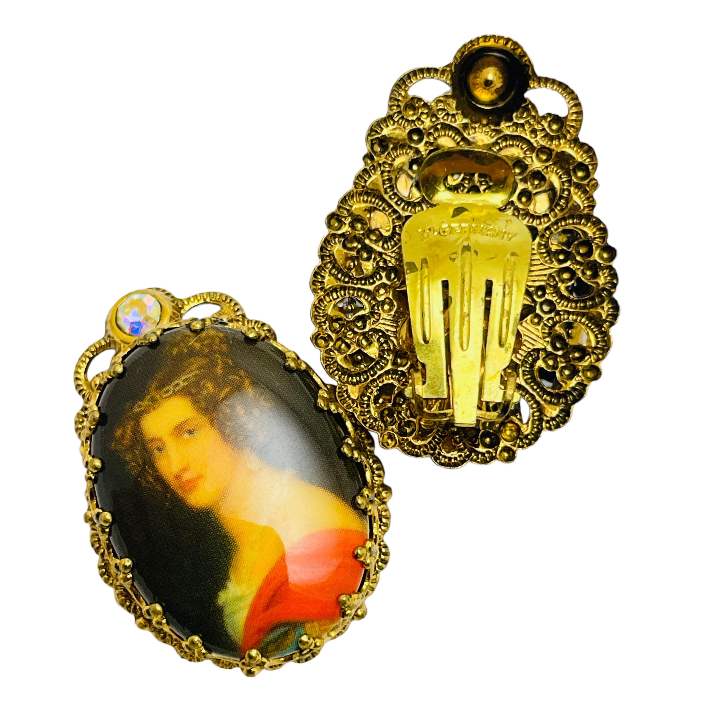 Vintage WESTERN GERMANY gold lady jn red portrait designer clip on earrings In Good Condition For Sale In Palos Hills, IL