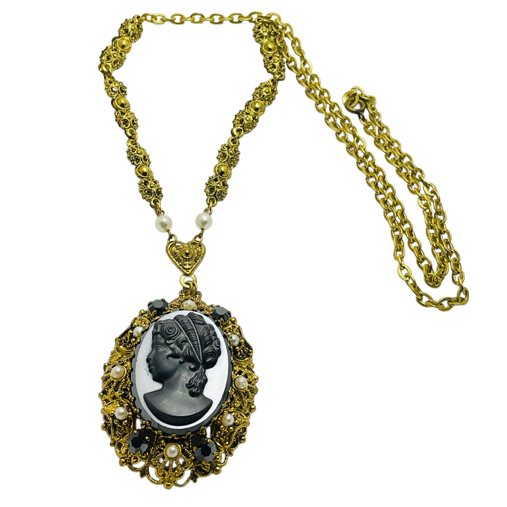 Vintage WESTERN GERMANY gold tone cameo necklace In Good Condition For Sale In Palos Hills, IL