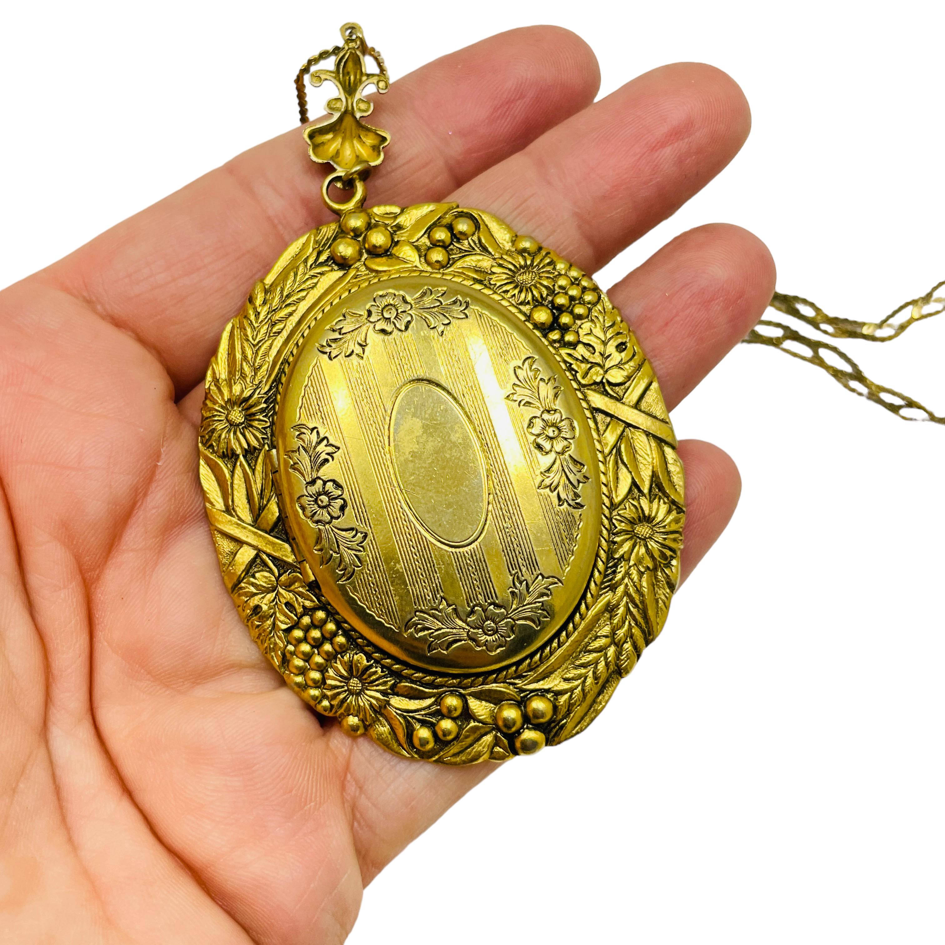 DETAILS

- • ohne Vorzeichen  WESTDEUTSCHLAND

- • Goldton

- • Vintage-Designer-Halskette
  

MASSNAHMEN  

- •

CONDIT

- •  sehr guter Vintage-Zustand mit minimalen Gebrauchsspuren 

 Sku 32

❤️❤️   VINTAGE-DESIGNER-SCHMUCK   ❤️❤️

❤️❤️ 