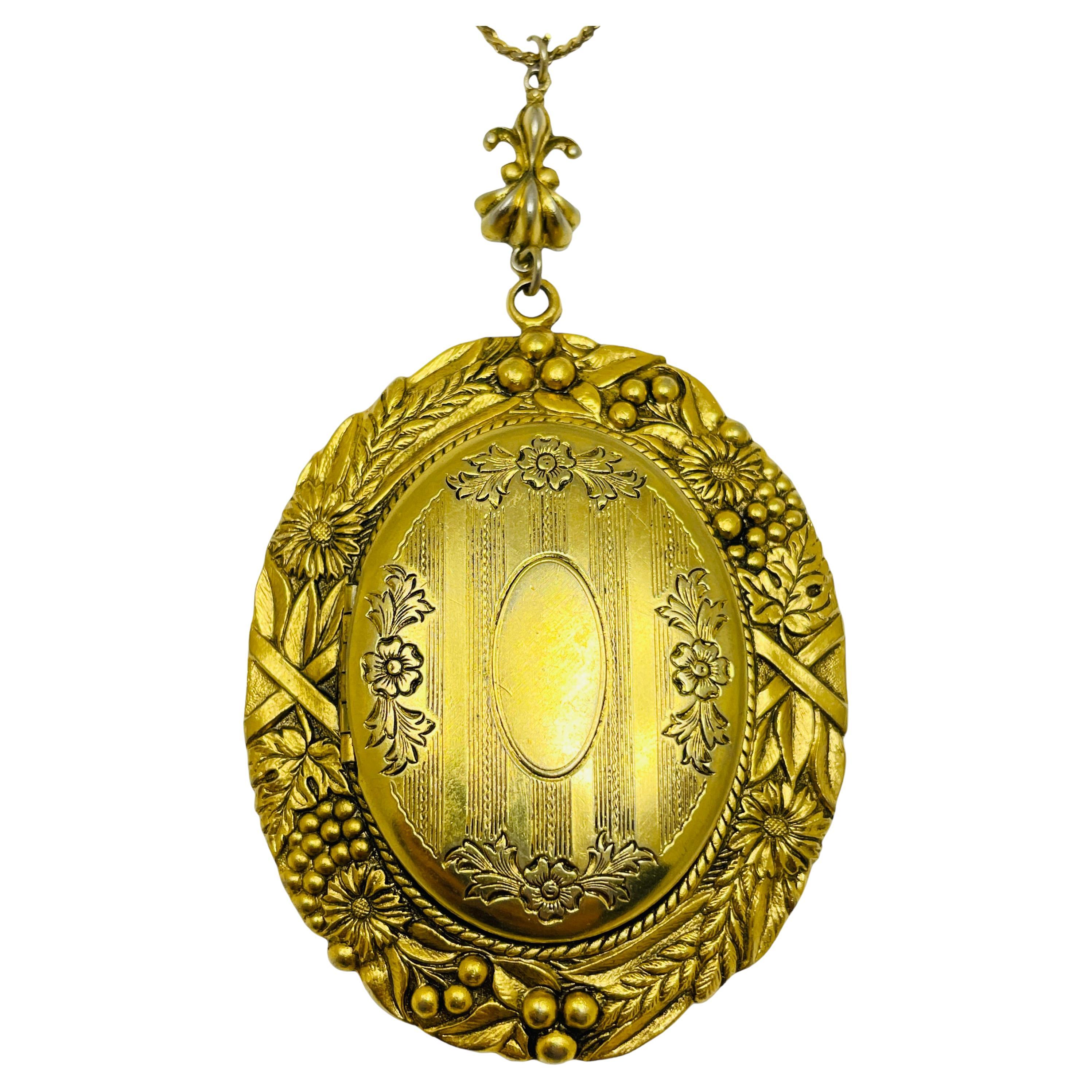 What is the difference between jewellery and jewels?