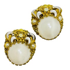 Vintage WESTERN GERMANY signierte goldfarbene Milchglas-Designer-Ohrclips an Ohrringen, Vintage