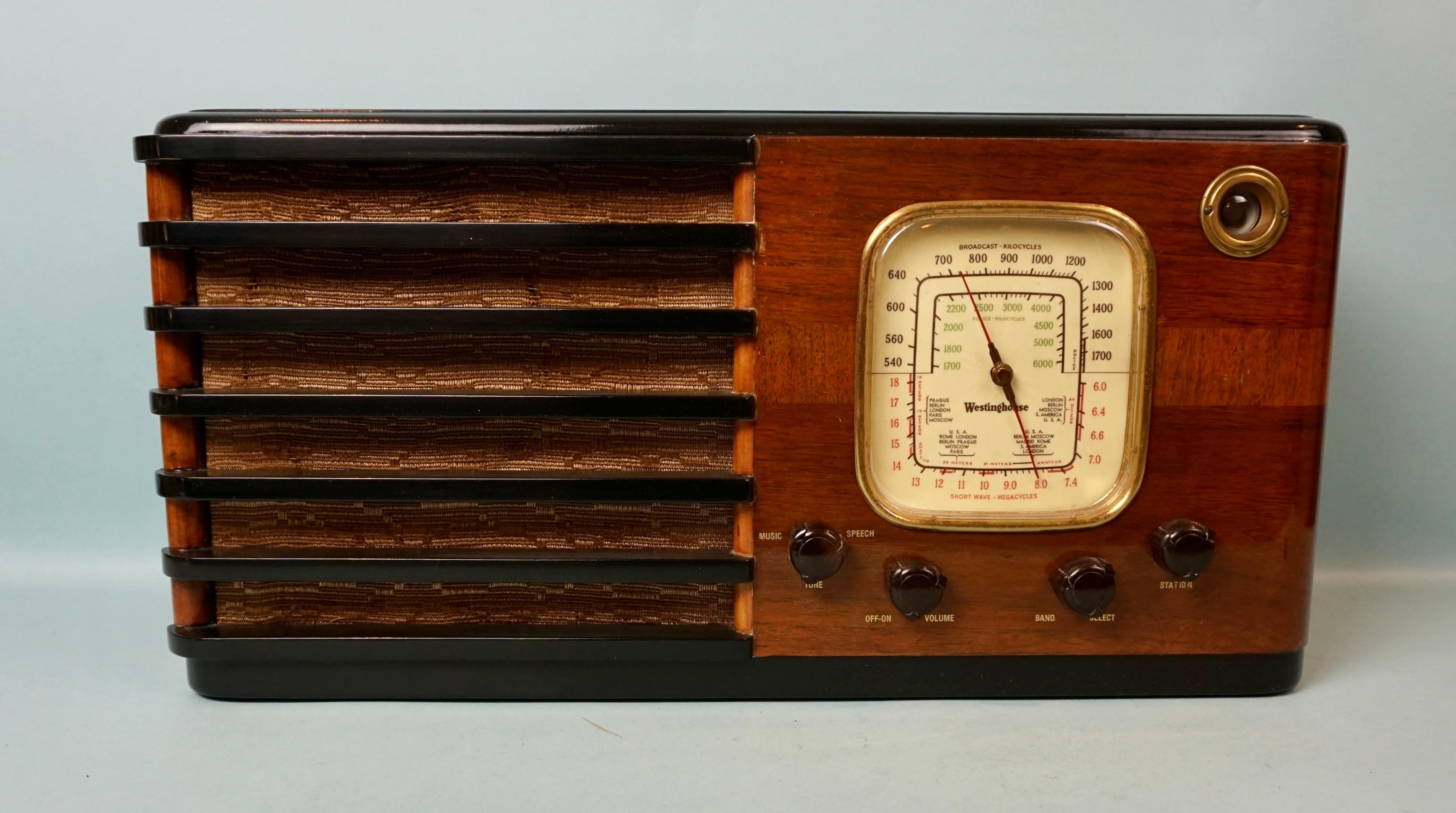 Ein hübsches Westinghouse-Kombinations-Kurzwellenradio. Das Gehäuse aus französisch poliertem Mahagoni beherbergt ein Röhrenwerk mit mehreren Radioeinstellungen, hergestellt und signiert von Westinghouse. Dieses Radio verfügt über eine