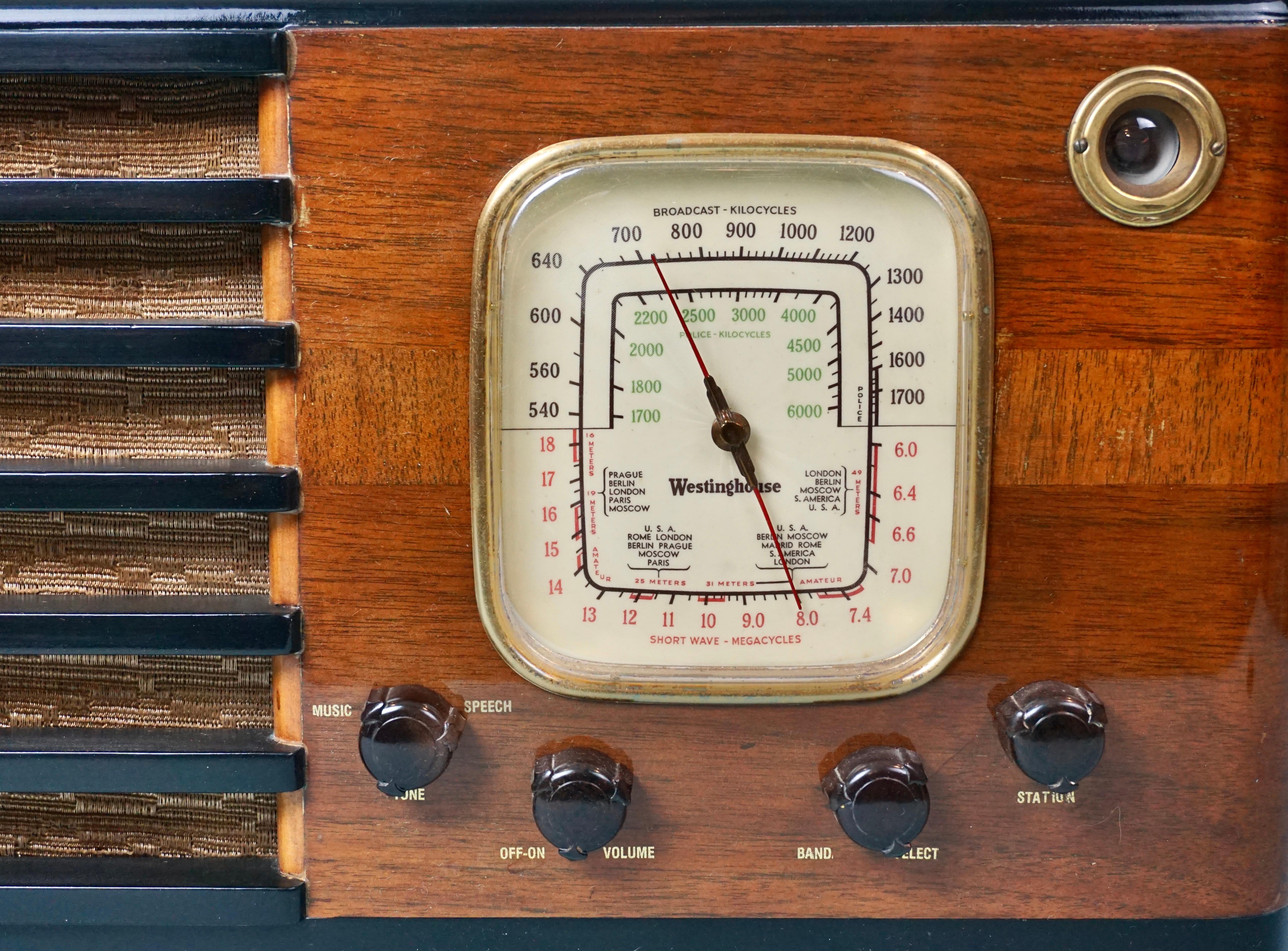 Vintage Westinghouse Shortwave Radio in French Polished Mahogany Case In Good Condition For Sale In San Francisco, CA