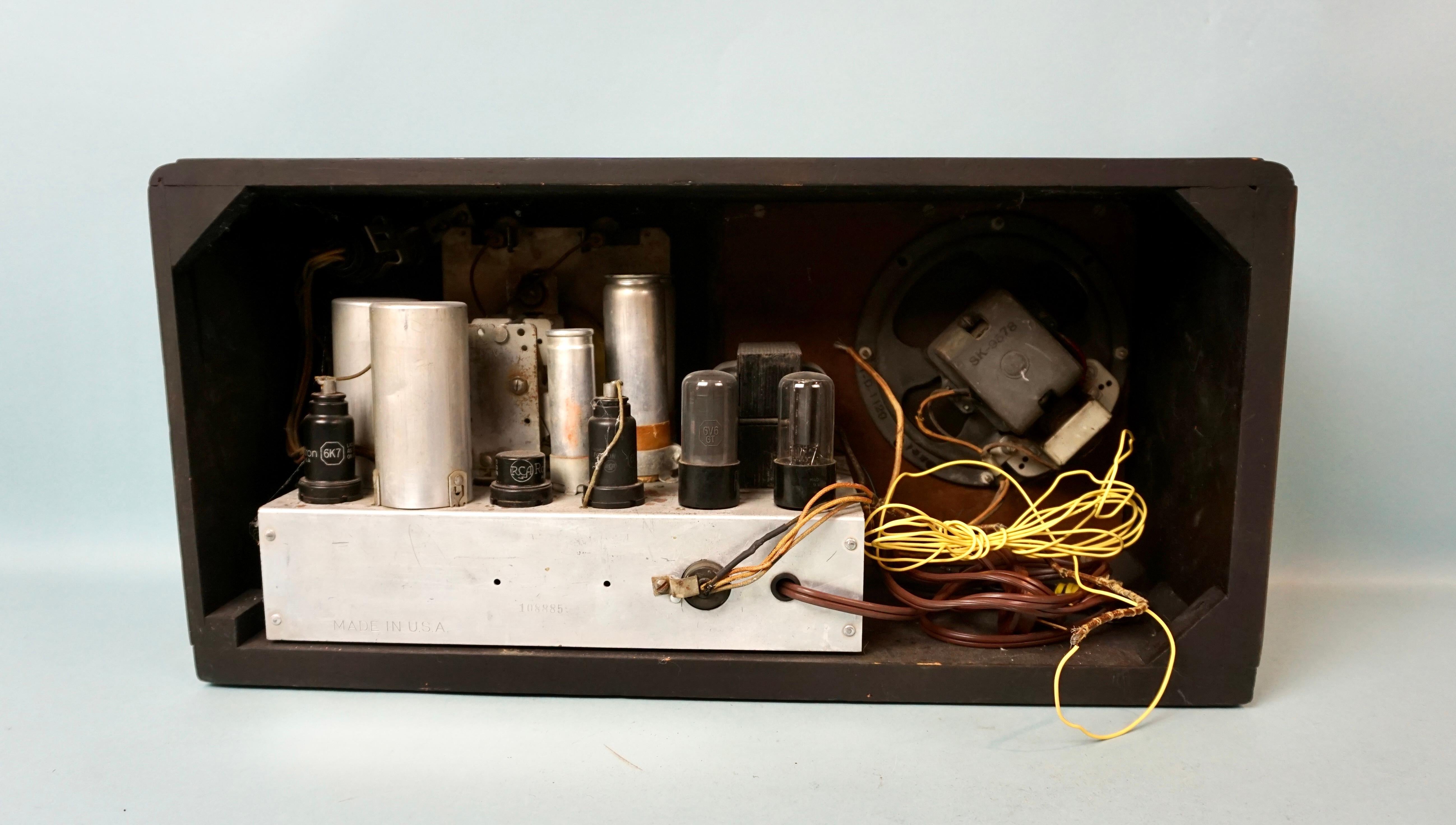 Vintage Westinghouse Shortwave Radio in French Polished Mahogany Case For Sale 1