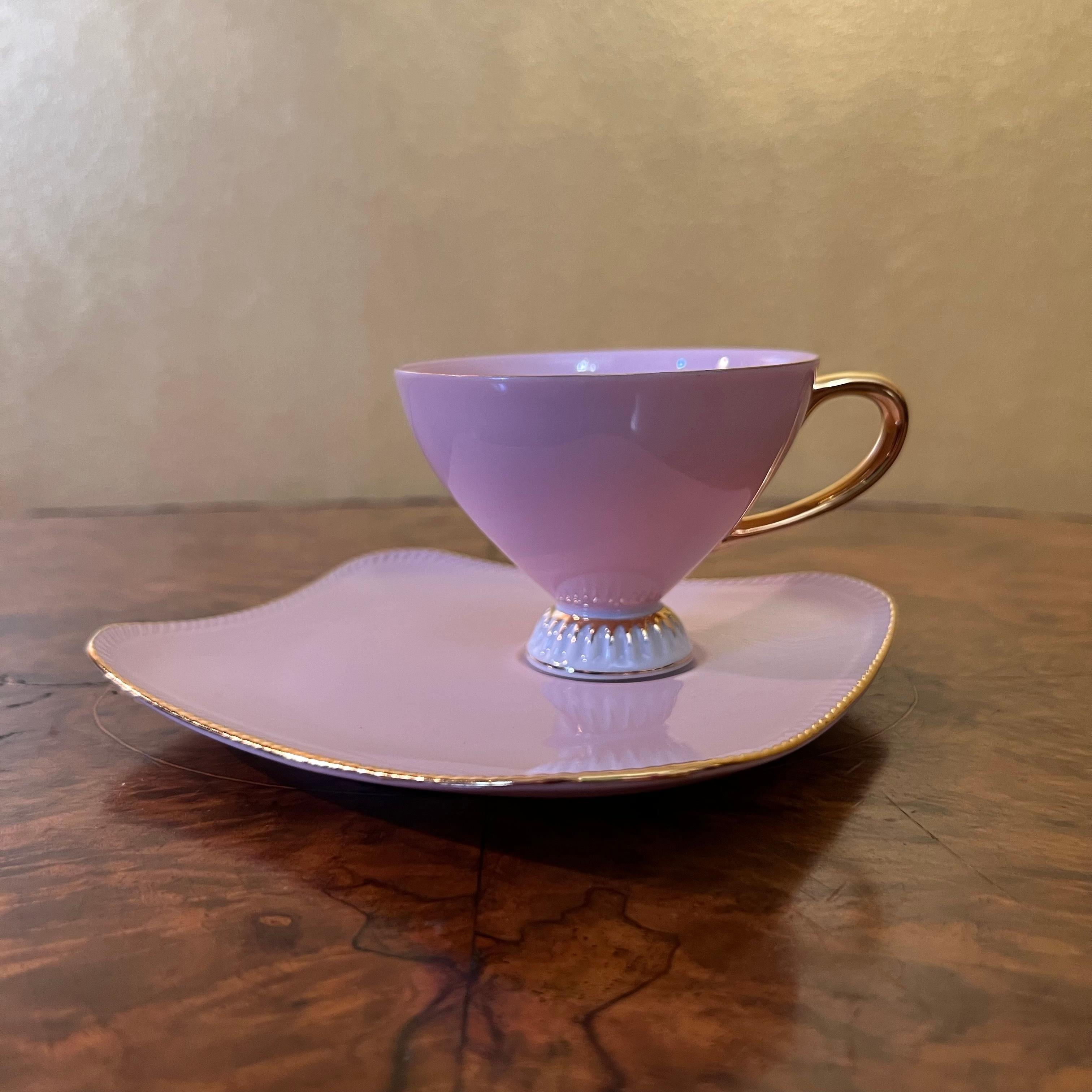 Beschreibung: Rosa ist auf dem Foto dunkler als in Wirklichkeit, gestempelt Westminster

Circa: 1970er Jahre

MATERIAL: Porzellan 

Herkunftsland: Australien   

Messungen

Tasse: 6,5 cm hoch, 10,5 cm lang, 9 cm breit

Teller: 17,5 cm Länge, 17,5 cm
