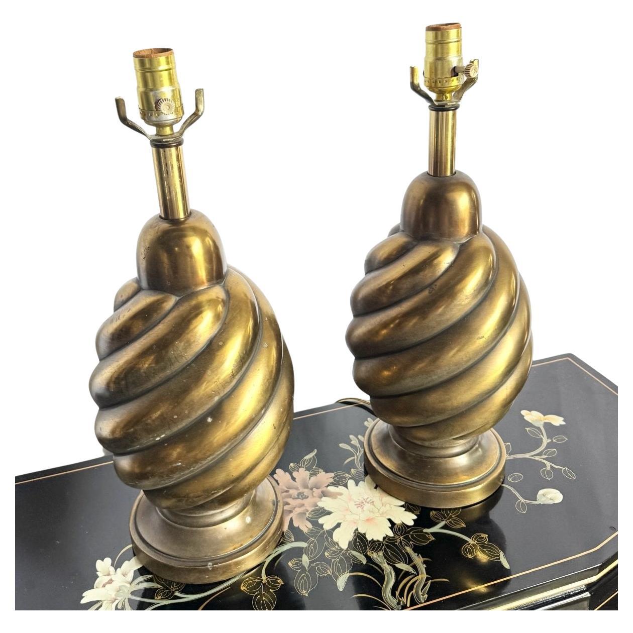 Paire de lampes de table vintage Westwood Industries en laiton avec tourbillon - une paire en vente