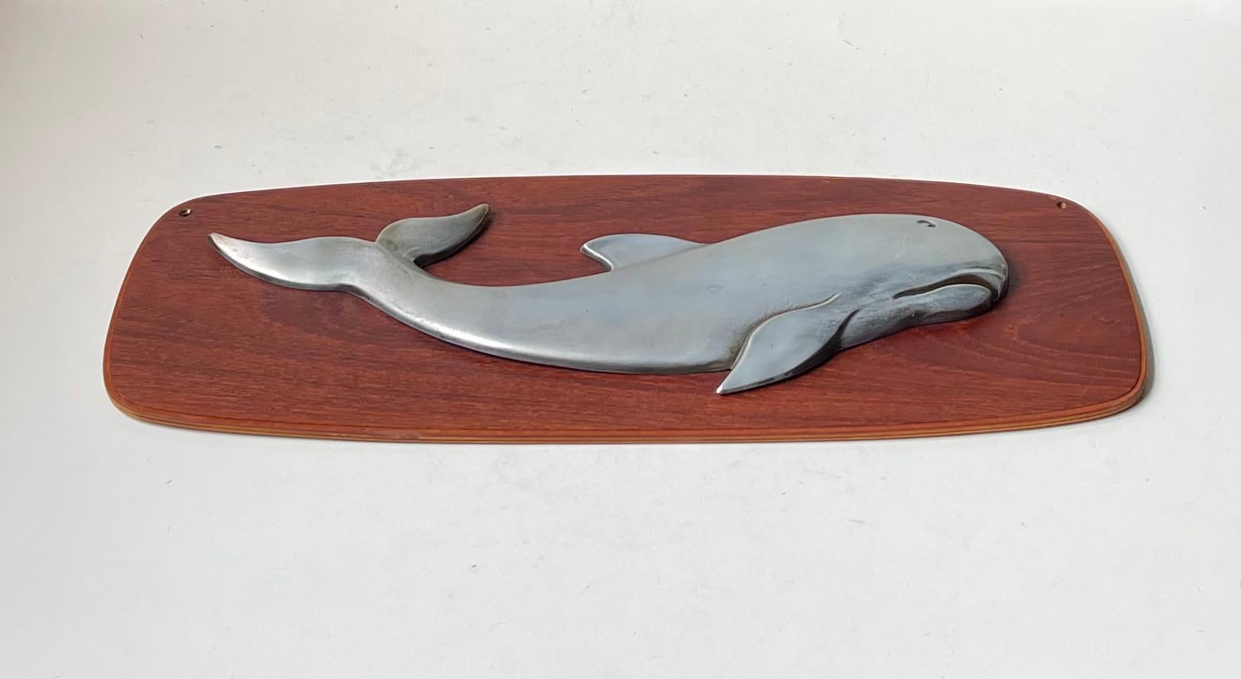 Wandskulptur eines Wales aus Teakholz und Aluminium im Vintage-Stil, 1950er Jahre (Moderne der Mitte des Jahrhunderts) im Angebot