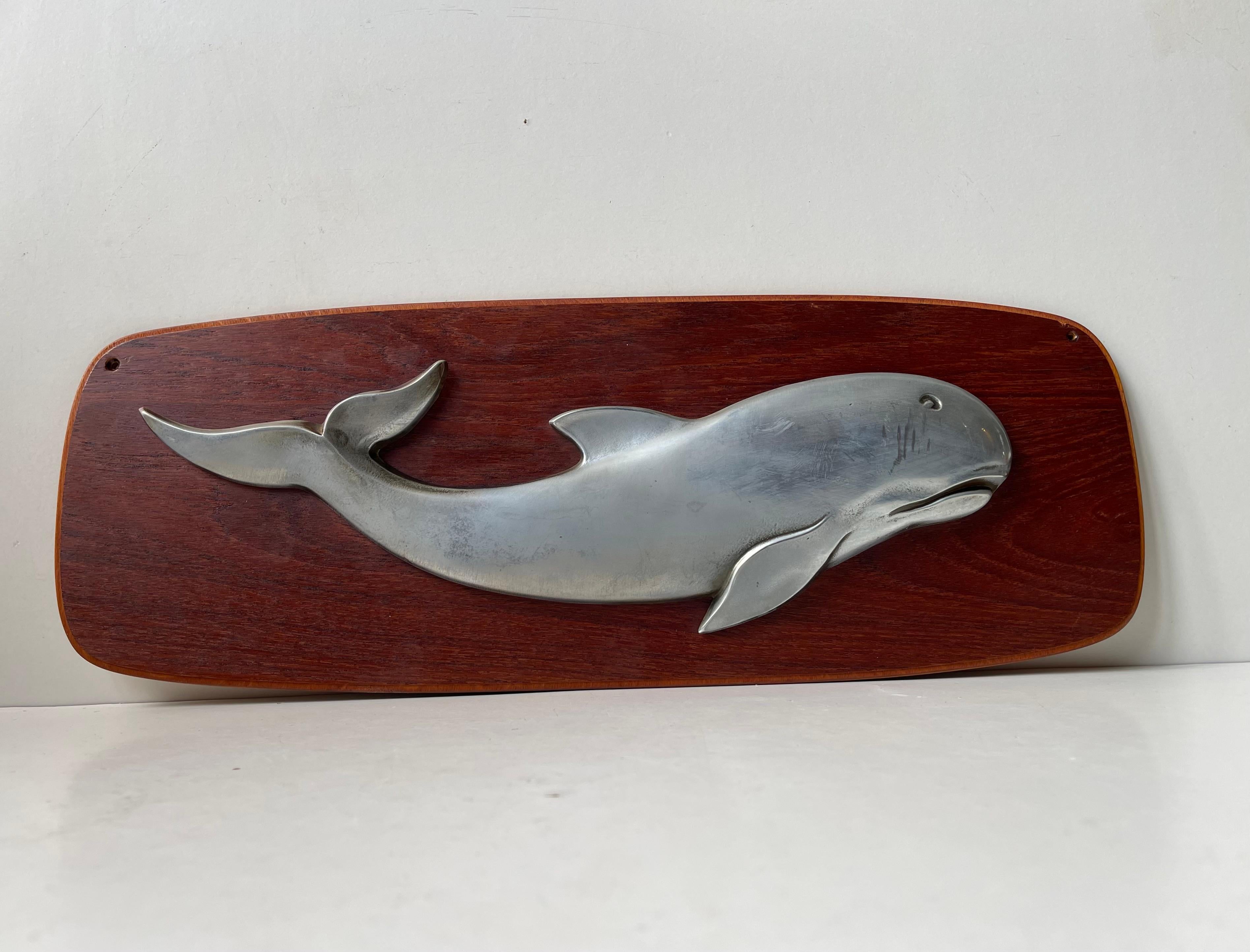 Wandskulptur eines Wales aus Teakholz und Aluminium im Vintage-Stil, 1950er Jahre (Europäisch) im Angebot