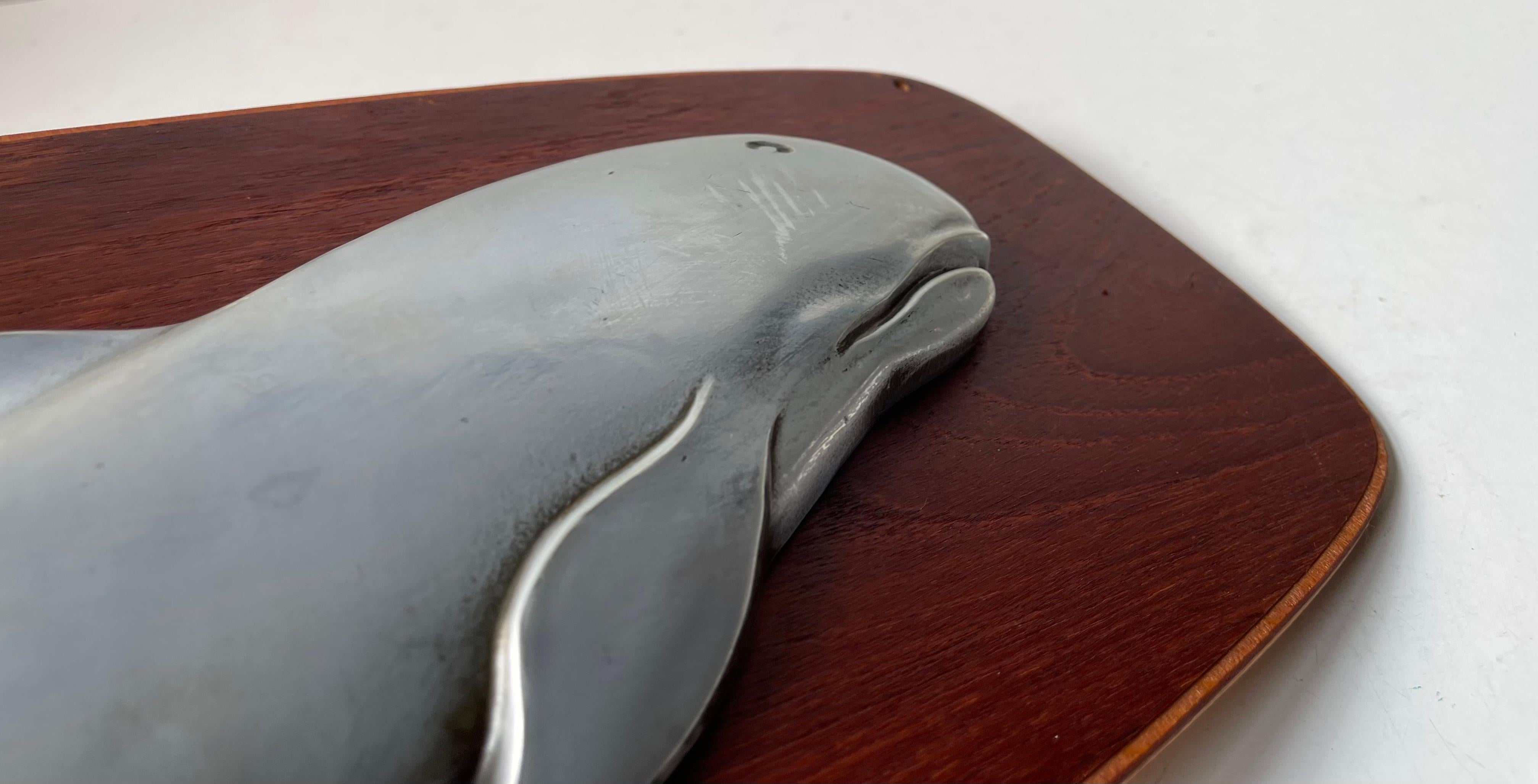 Wandskulptur eines Wales aus Teakholz und Aluminium im Vintage-Stil, 1950er Jahre im Zustand „Gut“ im Angebot in Esbjerg, DK