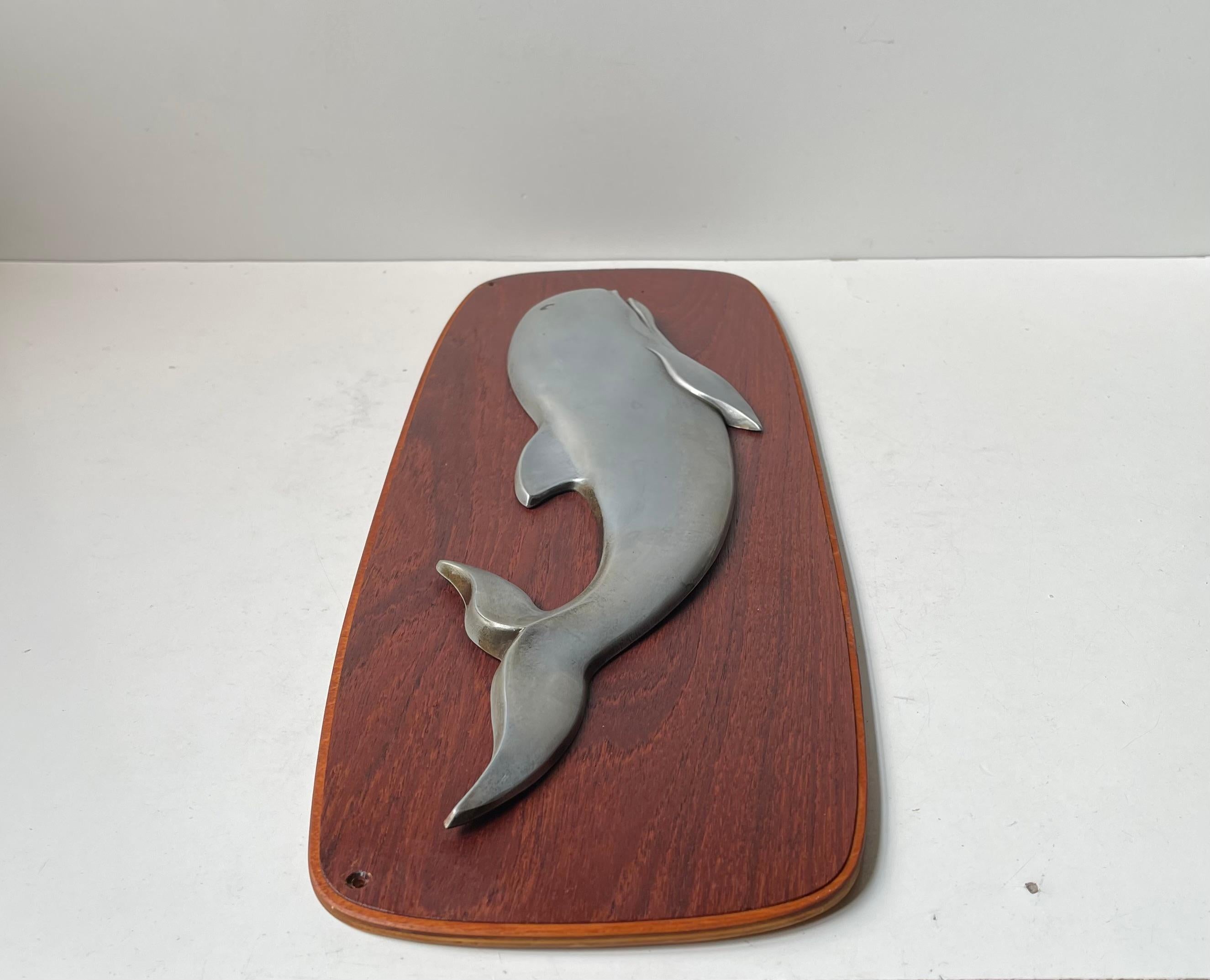 Wandskulptur eines Wales aus Teakholz und Aluminium im Vintage-Stil, 1950er Jahre (20. Jahrhundert) im Angebot