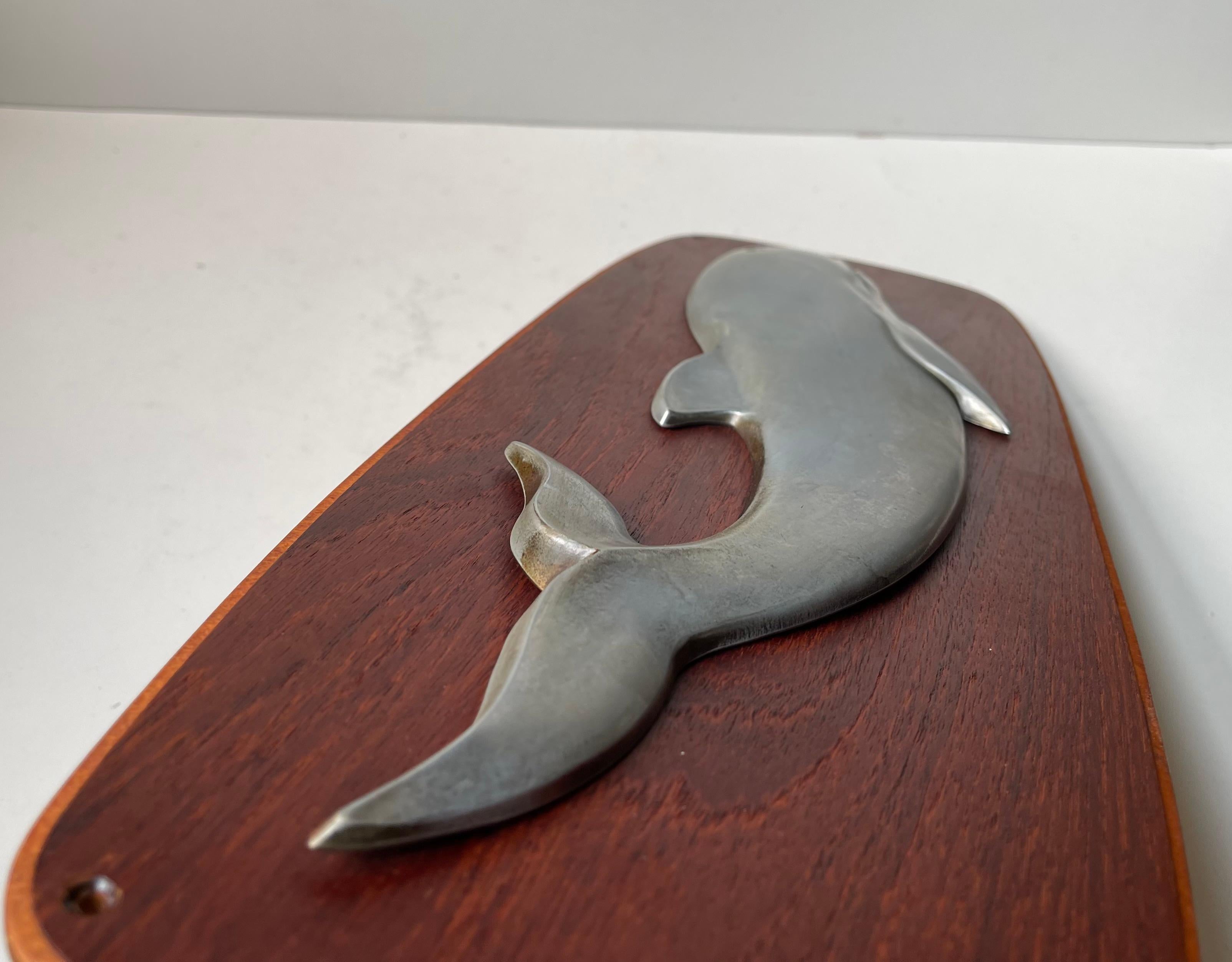Wandskulptur eines Wales aus Teakholz und Aluminium im Vintage-Stil, 1950er Jahre im Angebot 1