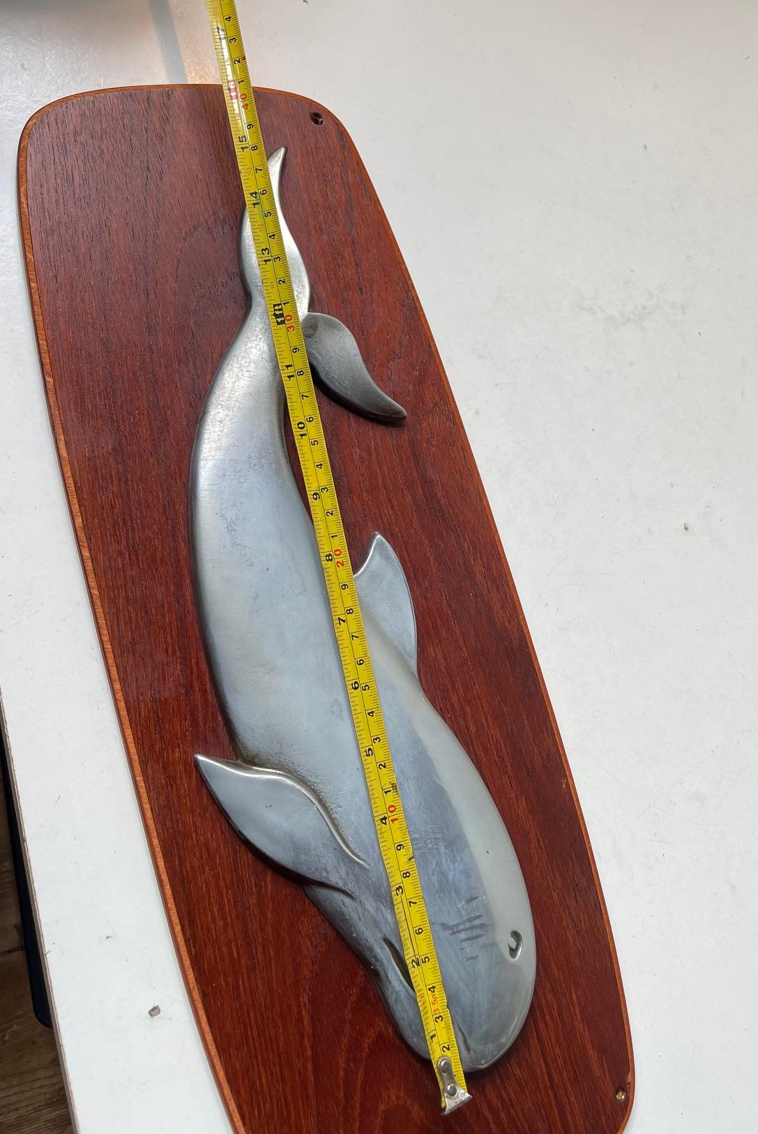 Wandskulptur eines Wales aus Teakholz und Aluminium im Vintage-Stil, 1950er Jahre im Angebot 2