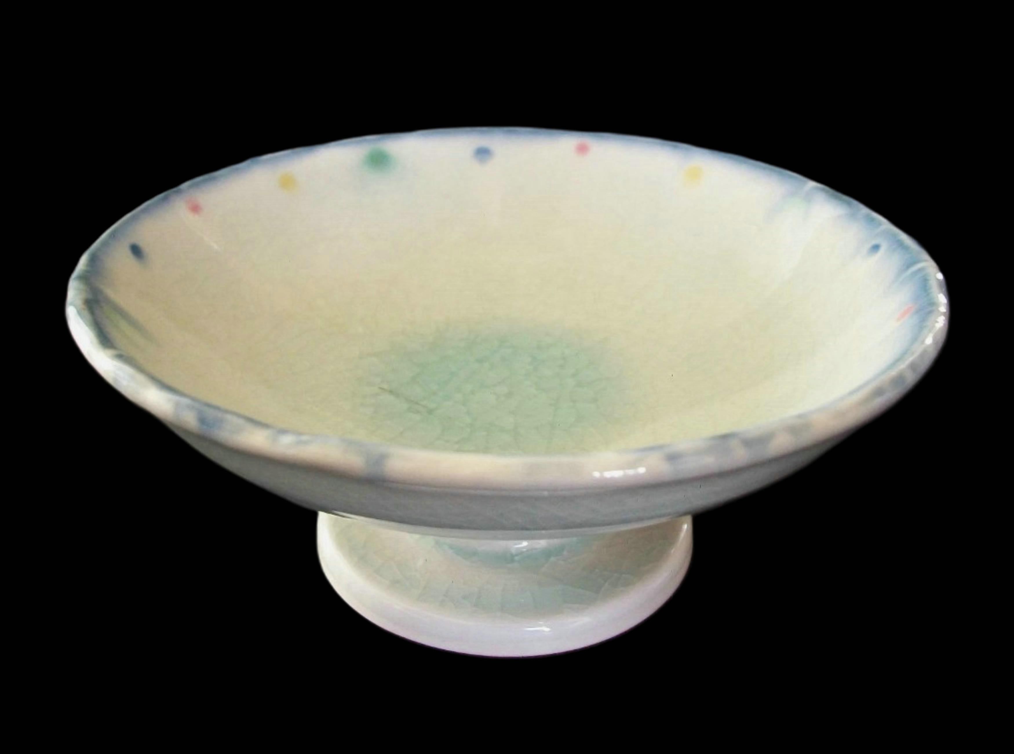 Tazza Studio Pottery d'epoca con smalto decorato - corpo in ceramica lavorata a ruota con smalto celadon - accenti multicolori dipinti a mano lungo il perimetro della ciotola con un bordo blu - firmata sulla base (artista/artigiano non identificato)