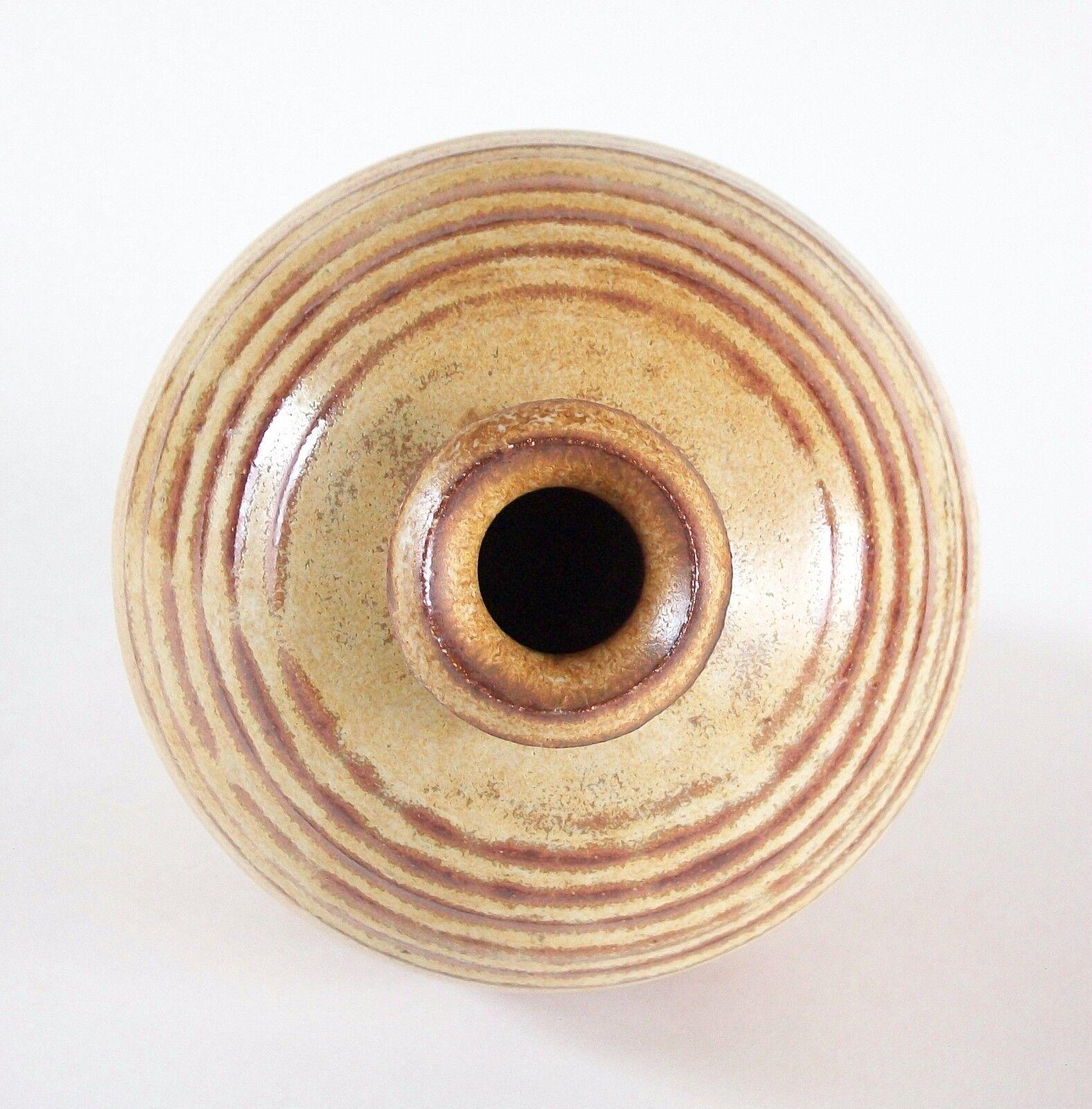 Vintage-Vase aus gedrechselter Studio-Keramik – signiert und datiert – Kanada – um 1975 im Angebot 3