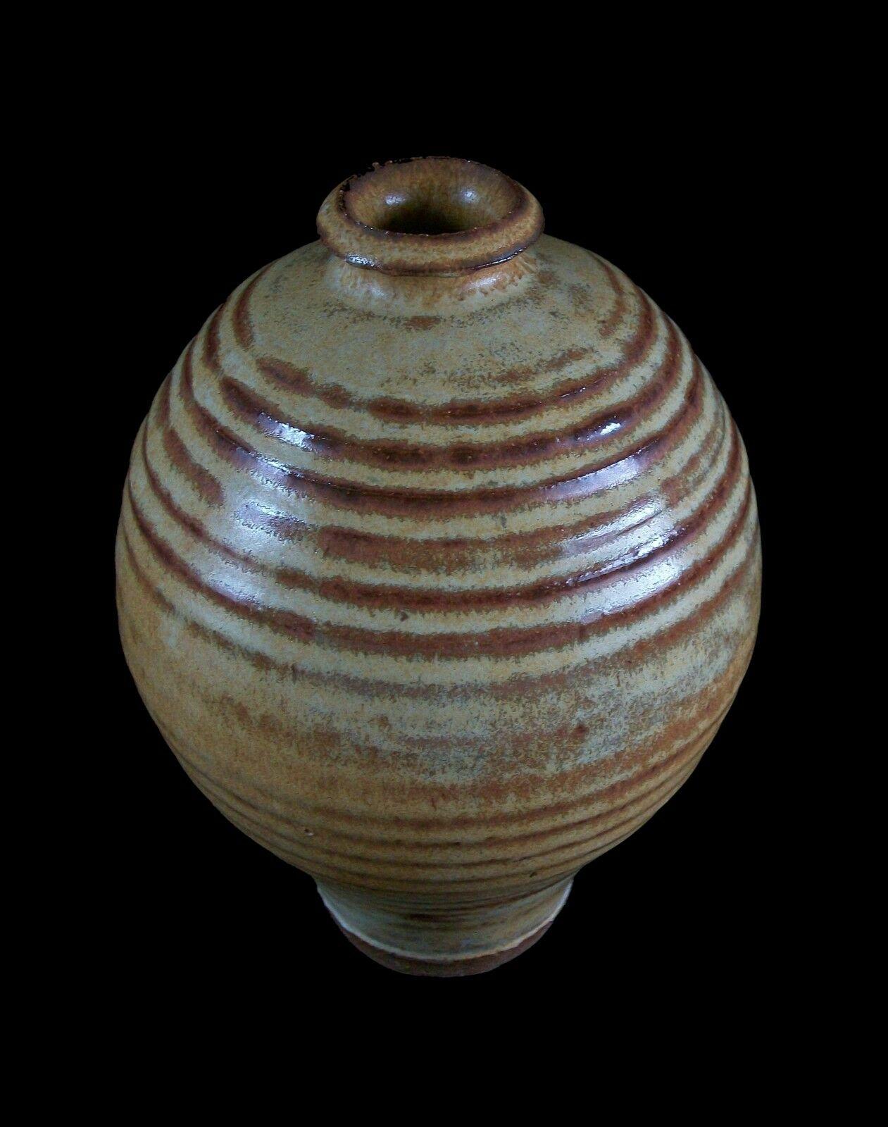 Vintage-Vase aus gedrechselter Studio-Keramik – signiert und datiert – Kanada – um 1975 (Moderne der Mitte des Jahrhunderts) im Angebot