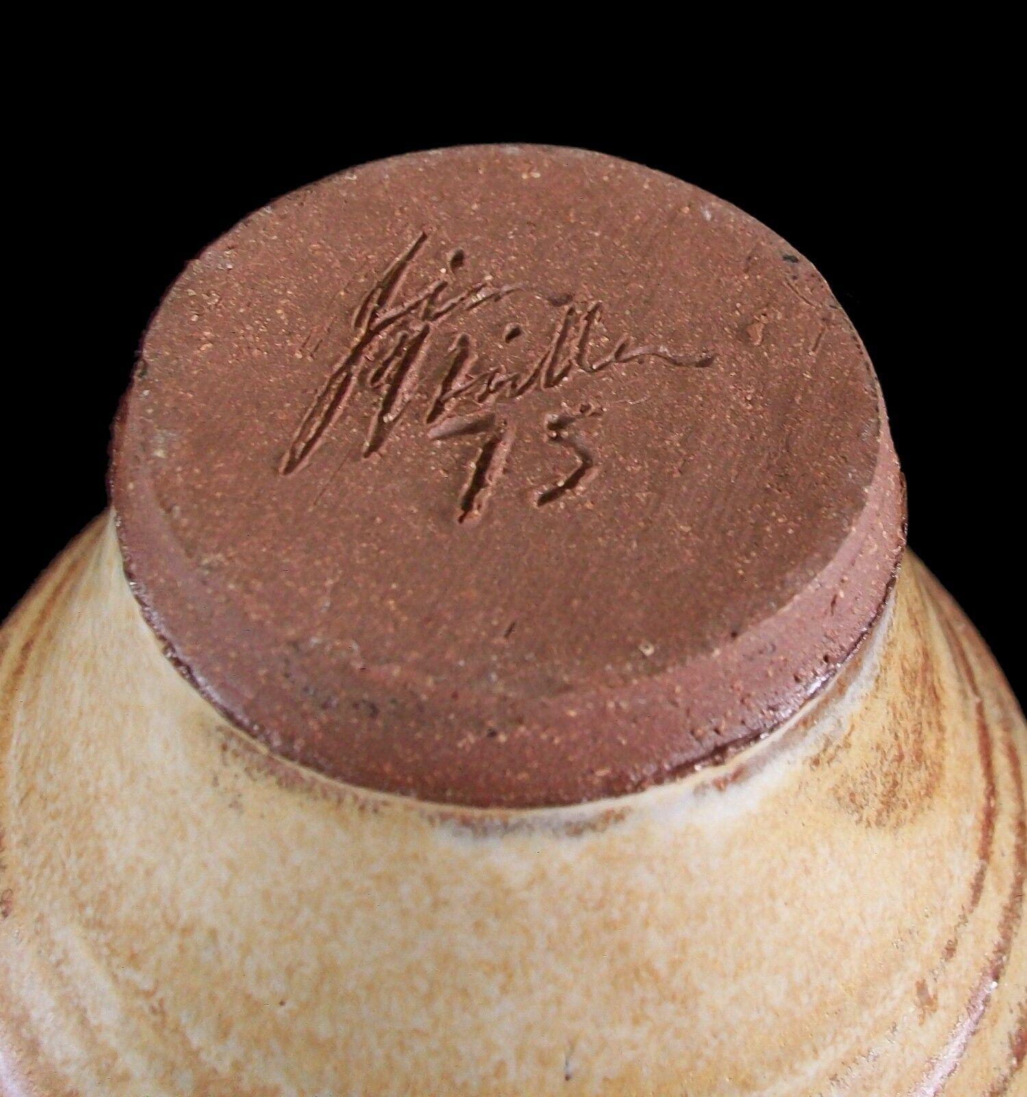 Vintage-Vase aus gedrechselter Studio-Keramik – signiert und datiert – Kanada – um 1975 im Zustand „Gut“ im Angebot in Chatham, ON