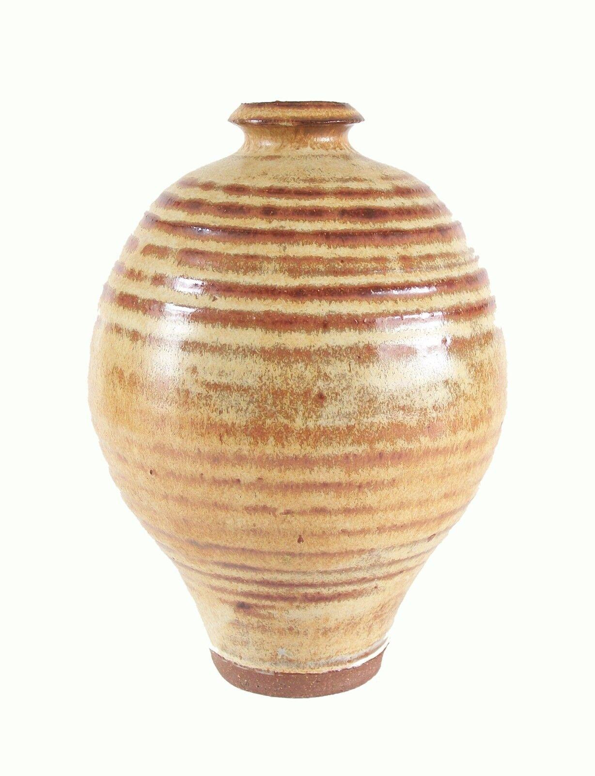 Vintage-Vase aus gedrechselter Studio-Keramik – signiert und datiert – Kanada – um 1975 (20. Jahrhundert) im Angebot