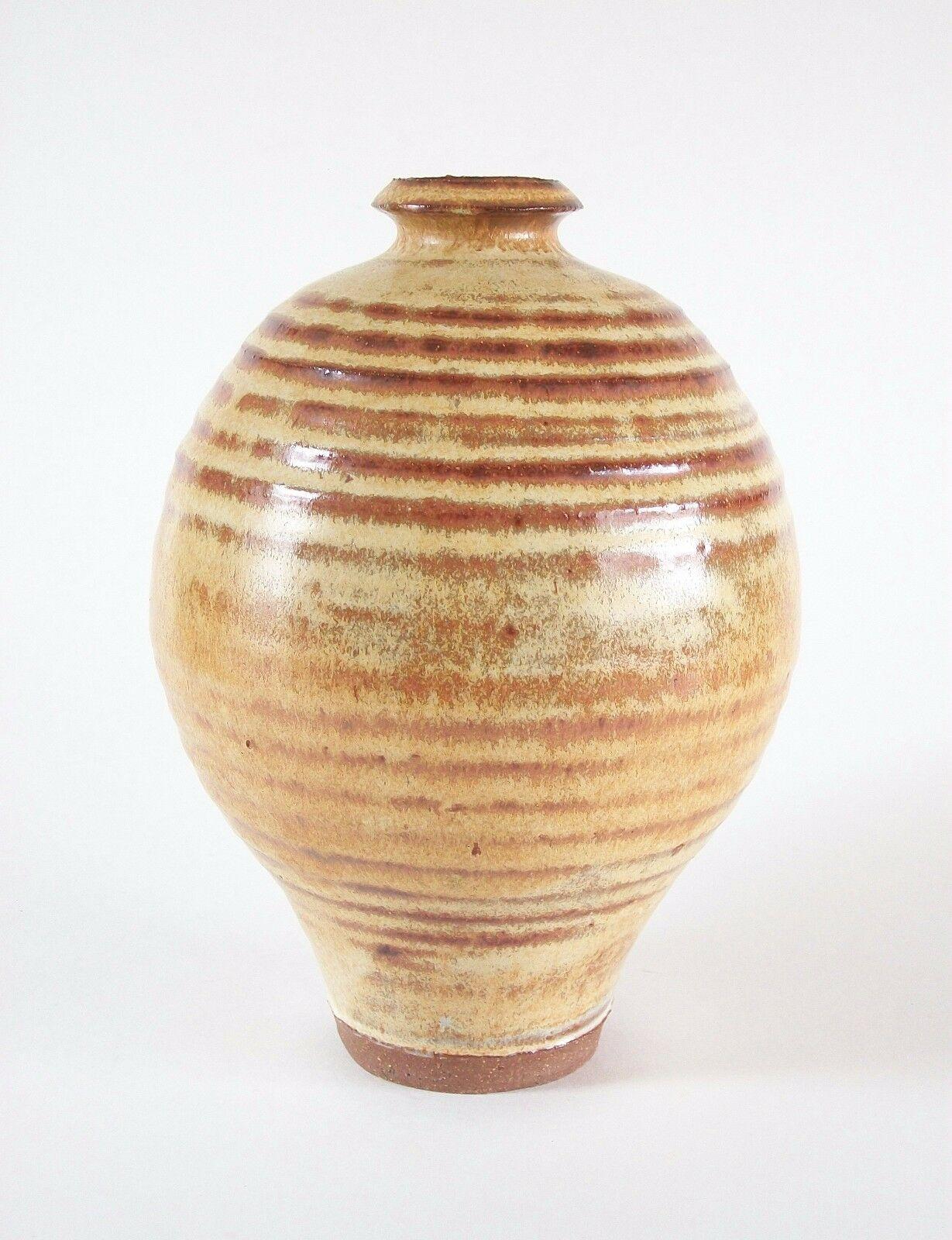 Vintage-Vase aus gedrechselter Studio-Keramik – signiert und datiert – Kanada – um 1975 im Angebot 1