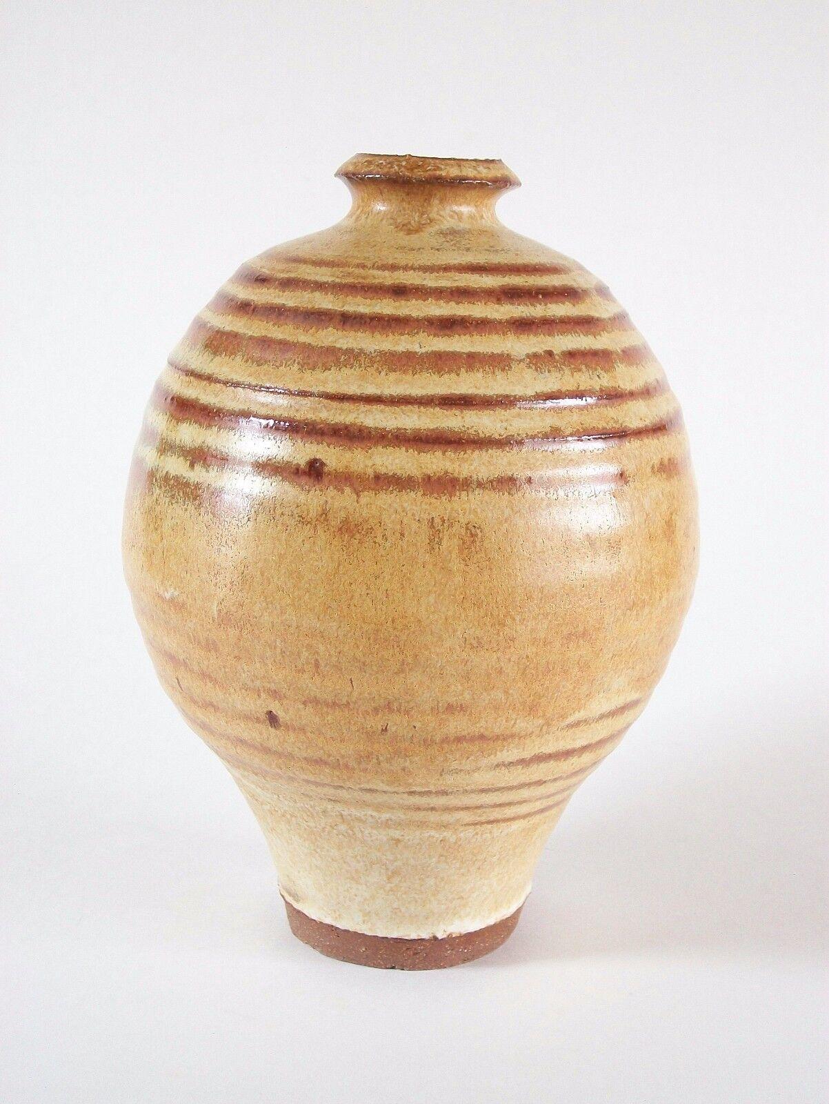 Vintage-Vase aus gedrechselter Studio-Keramik – signiert und datiert – Kanada – um 1975 im Angebot 2