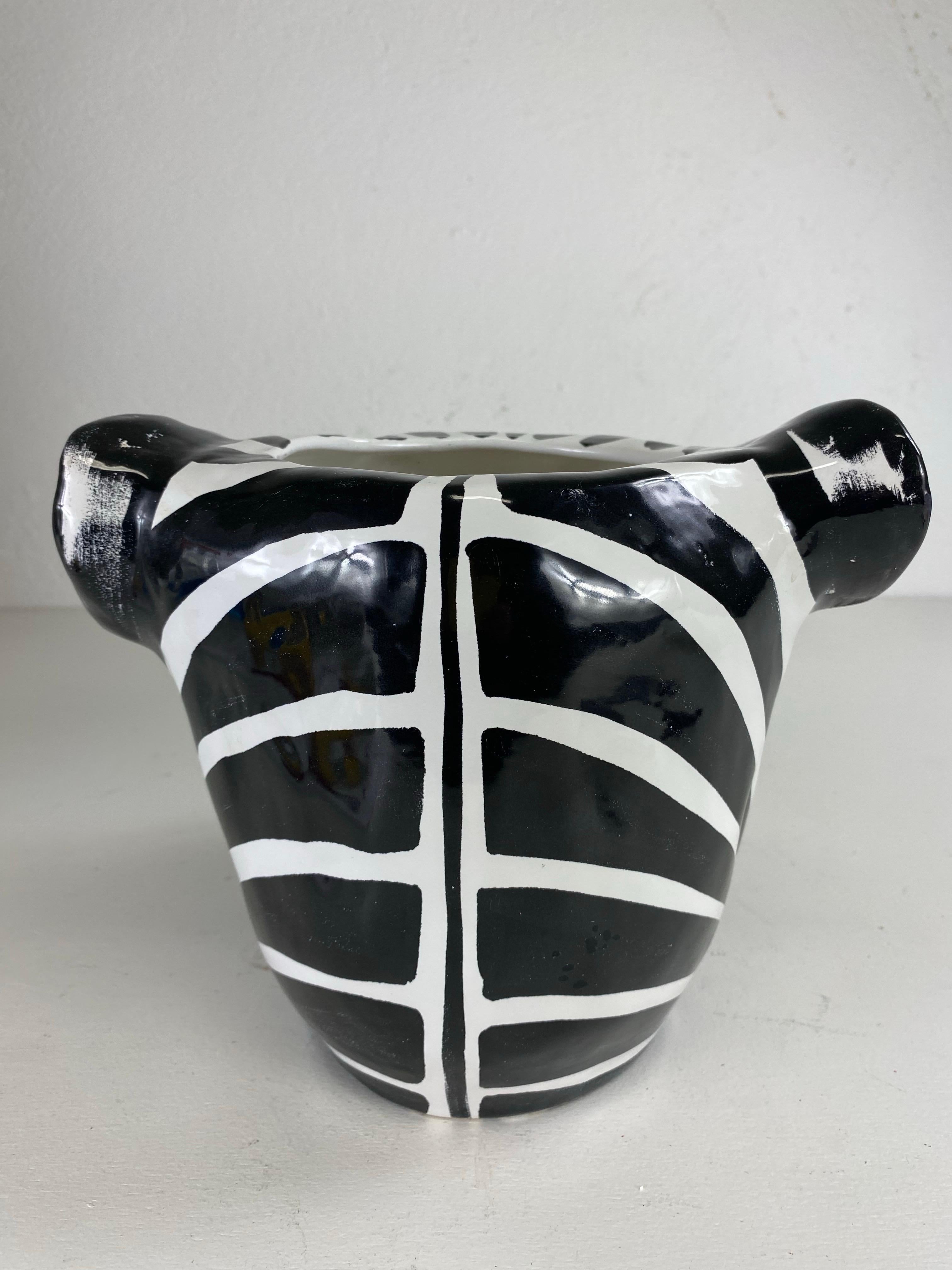 Il s'agit d'un bol/plante en poterie italienne vintage du milieu du siècle. Ce bol en poterie à buste de zèbre présente une glaçure noire et blanche frappante à la surface, avec des accents roses. Ce bol en poterie a été importé d'Italie pour