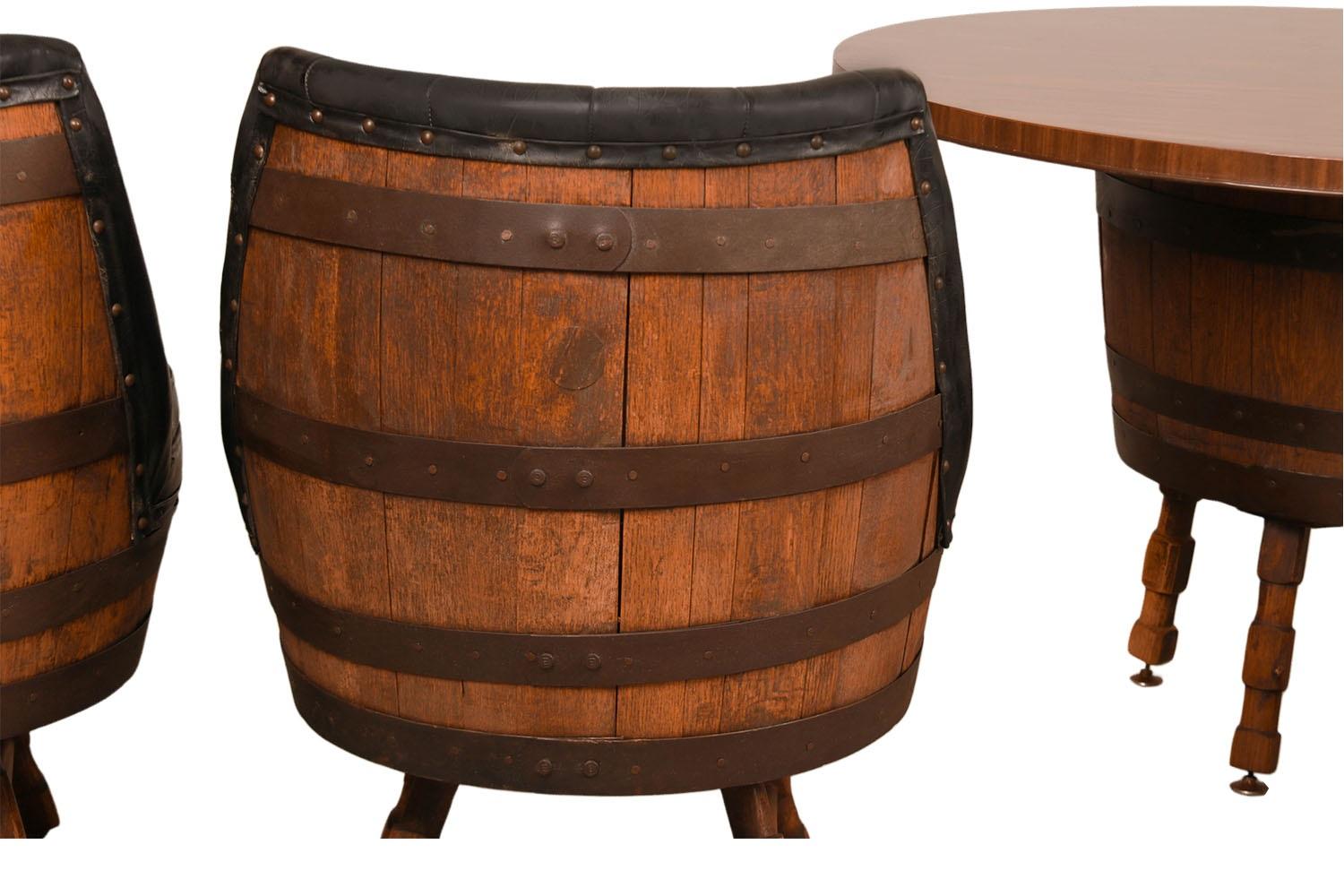 Inconnu Ensemble de salle à manger Vintage Whiskey Barrel Table Chaises pivotantes  en vente