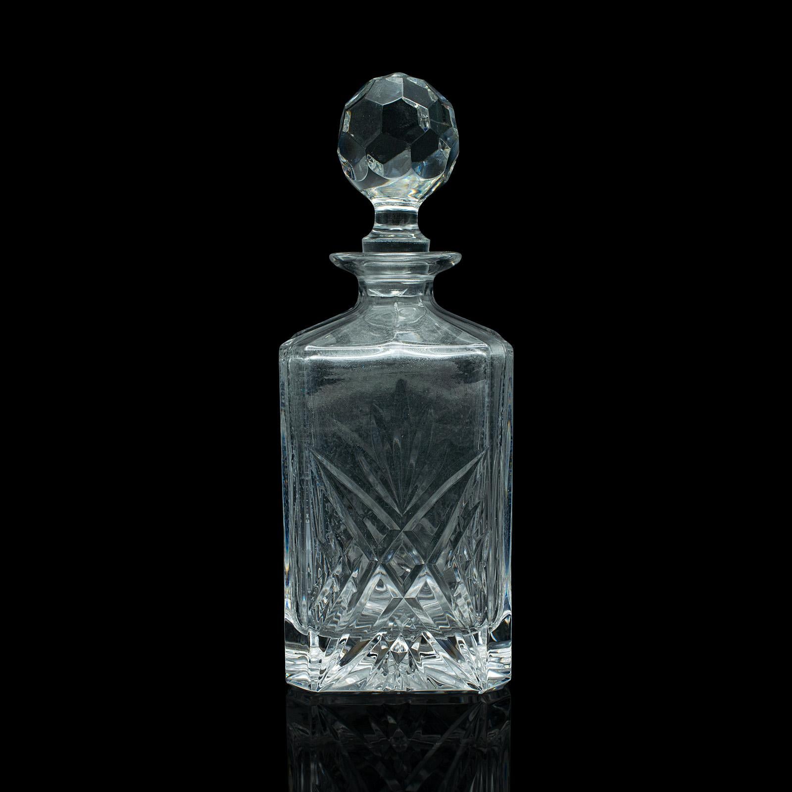 Dies ist eine Vintage-Whiskey-Karaffe. Ein englisches Brandy- oder Spirituosengefäß aus geschliffenem Glas, aus der Mitte des 20. Jahrhunderts, um 1960.

Schmücken Sie Ihren Tisch oder Ihr Wohnzimmer mit dieser attraktiven Karaffe
Zeigt eine