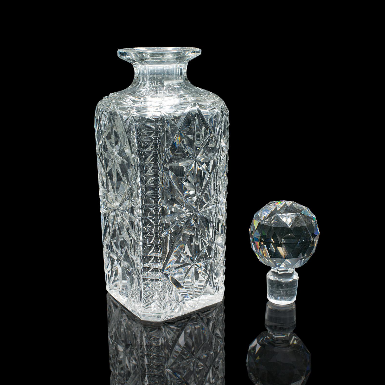 Dies ist ein feiner Vintage-Whisky-Dekanter. Eine englische Bourbon- oder Scotch-Karaffe aus geschliffenem Glas aus der Mitte des 20. Jahrhunderts, ca. 1960. Mit seinen auffälligen Details und seiner klassischen Form bietet dieser Dekanter eine