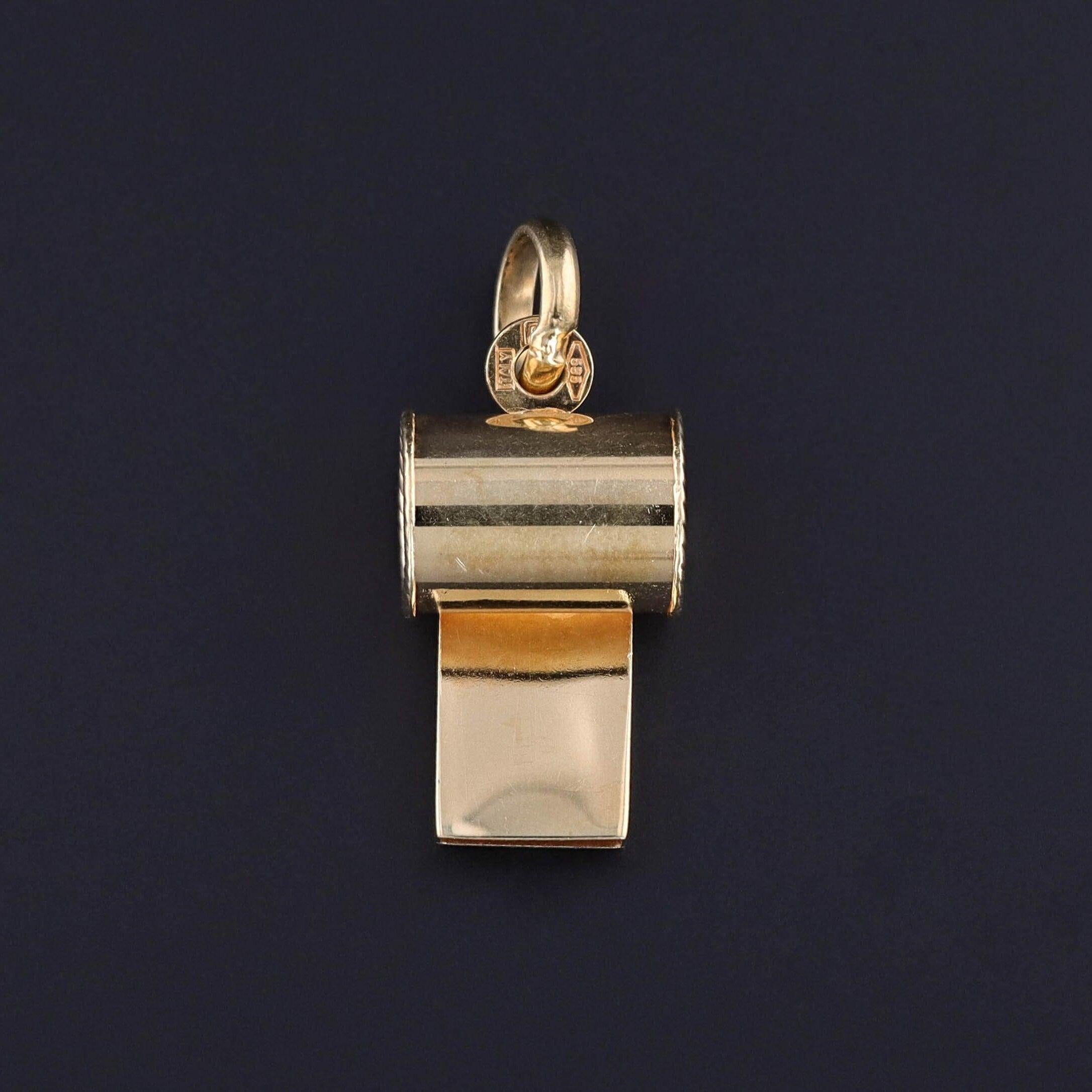 Pendentif en or 14k en forme de sifflet vintage fonctionnel. La pièce date des années 1950-1960 et pèse 2,46 grammes.

Il mesure 1,1 pouce du haut de l'anse au bas par 0,45 pouce de large et est en très bon état avec une légère usure de surface.

La