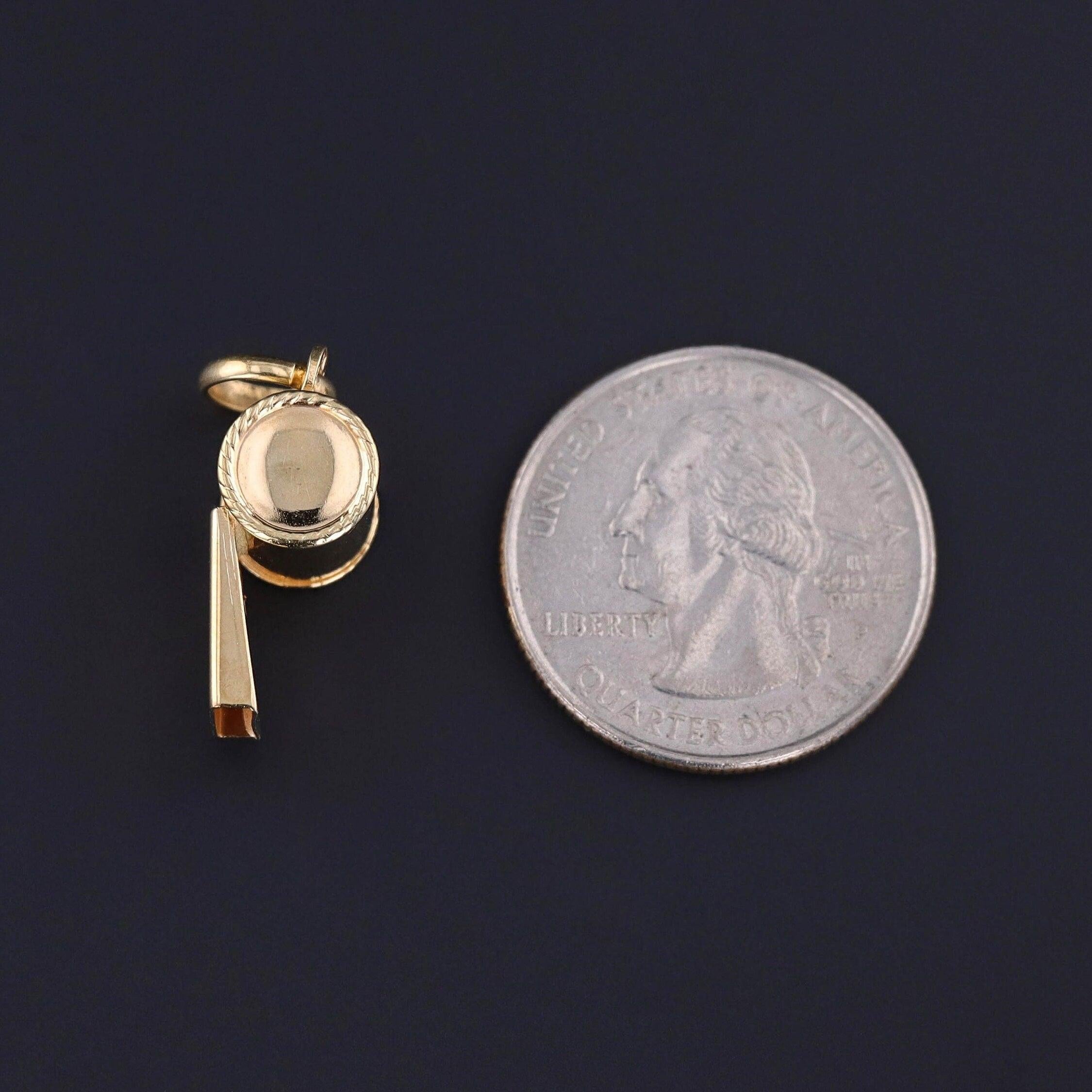 Contemporain Pendentif vintage Whistle en or 14 carats en vente
