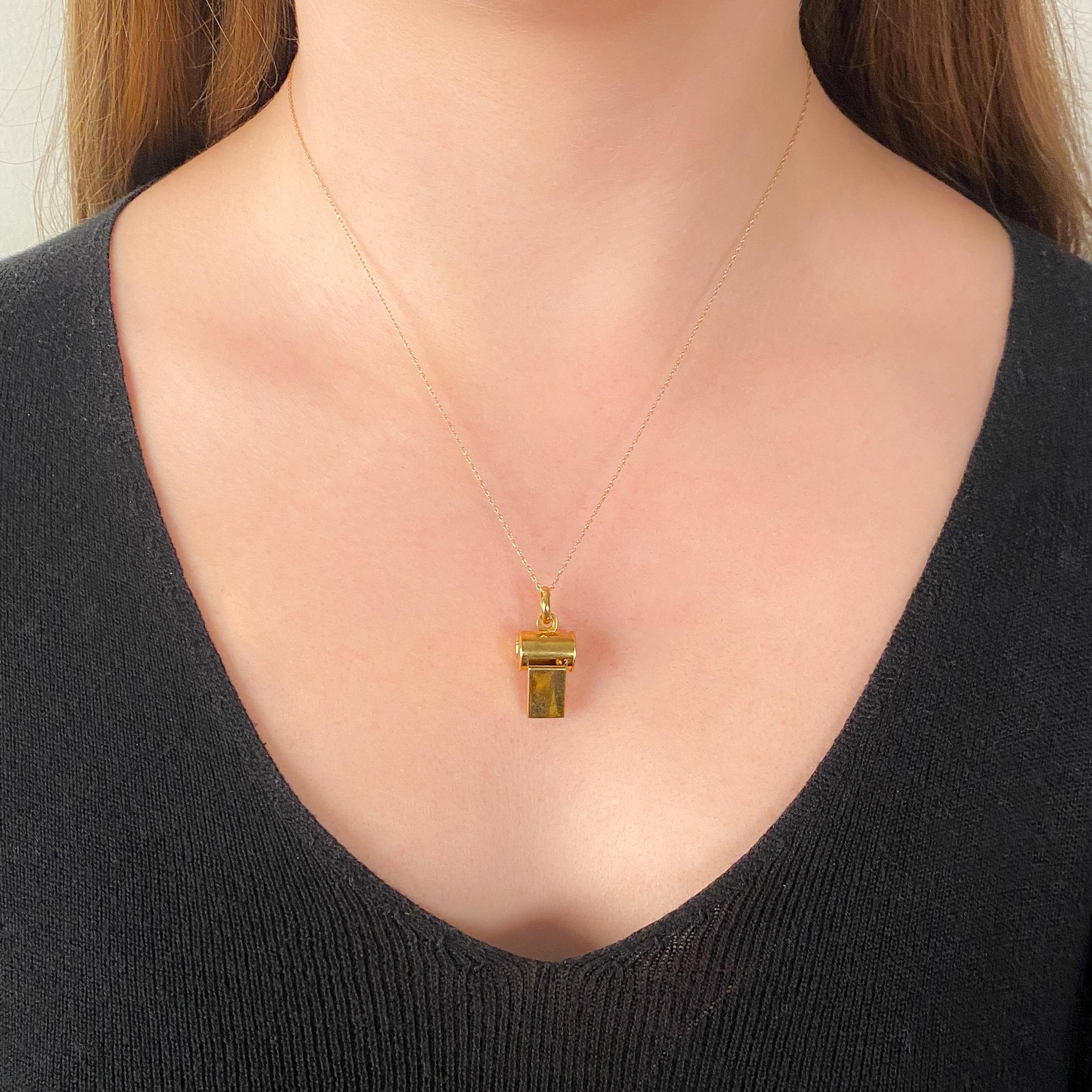 Pendentif vintage Whistle en or 14 carats Pour femmes en vente