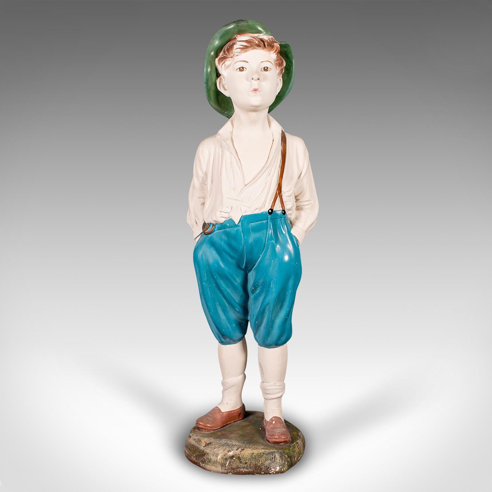 
Dies ist eine große, pfeifende Jungenfigur im Vintage-Stil. Eine englische, dekorative Statue aus Gips, aus der Zeit des Art déco, um 1930.

Schelmischer und liebenswerter Junge mit großer Ausstrahlung
Mit wünschenswerter Alterspatina und in gutem