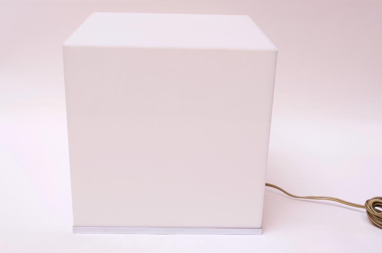 Lampe cubique / boîte à lumière en plexiglas blanc avec garniture chromée, vers les années 1970.
Entièrement recâblé.
Très bon état, vintage, avec seulement une usure mineure et une éraflure 