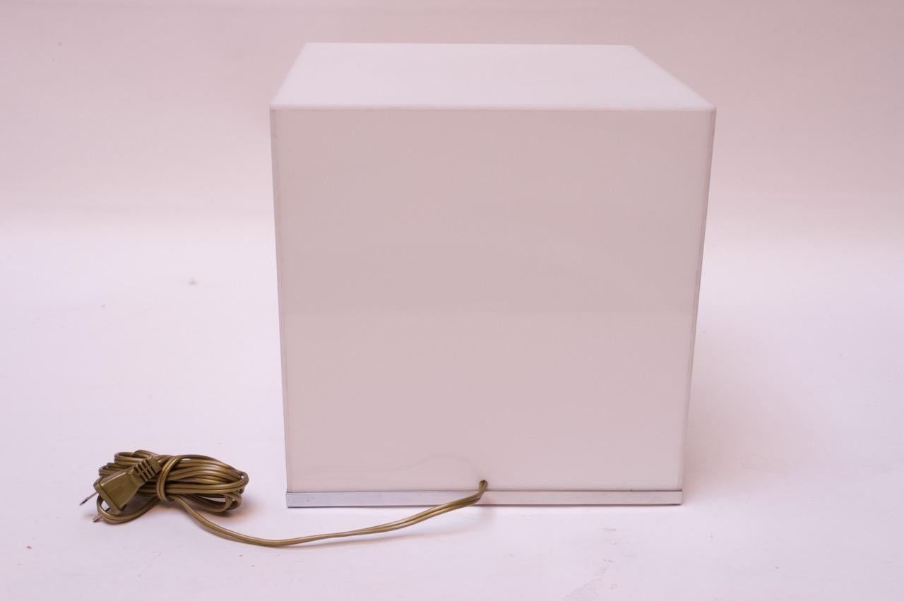 Weiße Würfel-Tischlampe aus Acryl und Chrom mit Würfel (amerikanisch) im Angebot