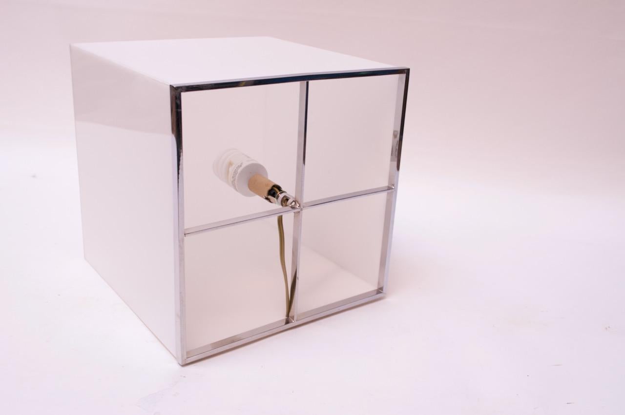 Fin du 20e siècle Lampe de bureau cubique vintage en acrylique blanche et chrome en vente