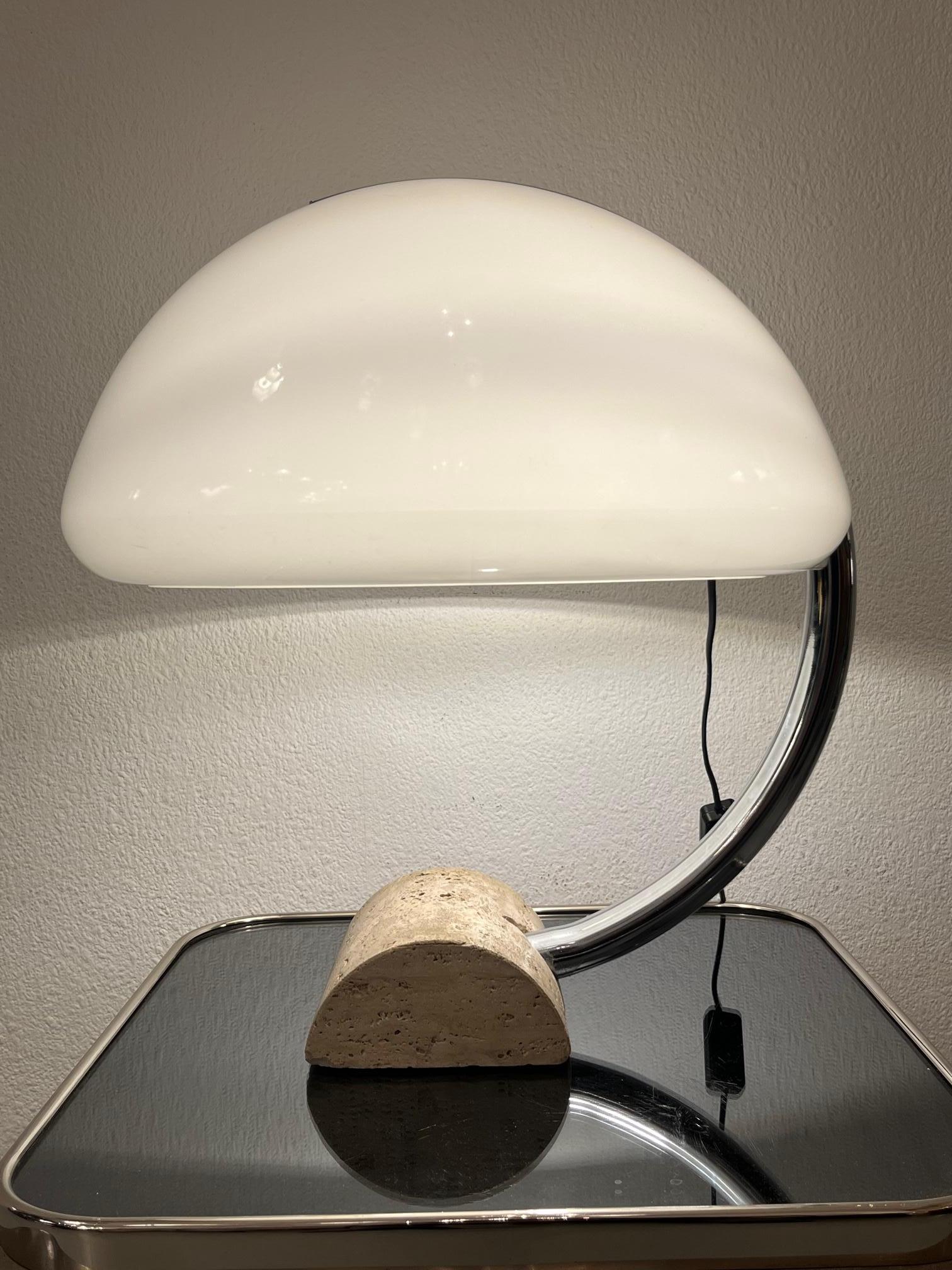 italien Lampe de bureau vintage en acrylique blanc et travertin d'Elio Martinelli, Italie, vers 1965 en vente