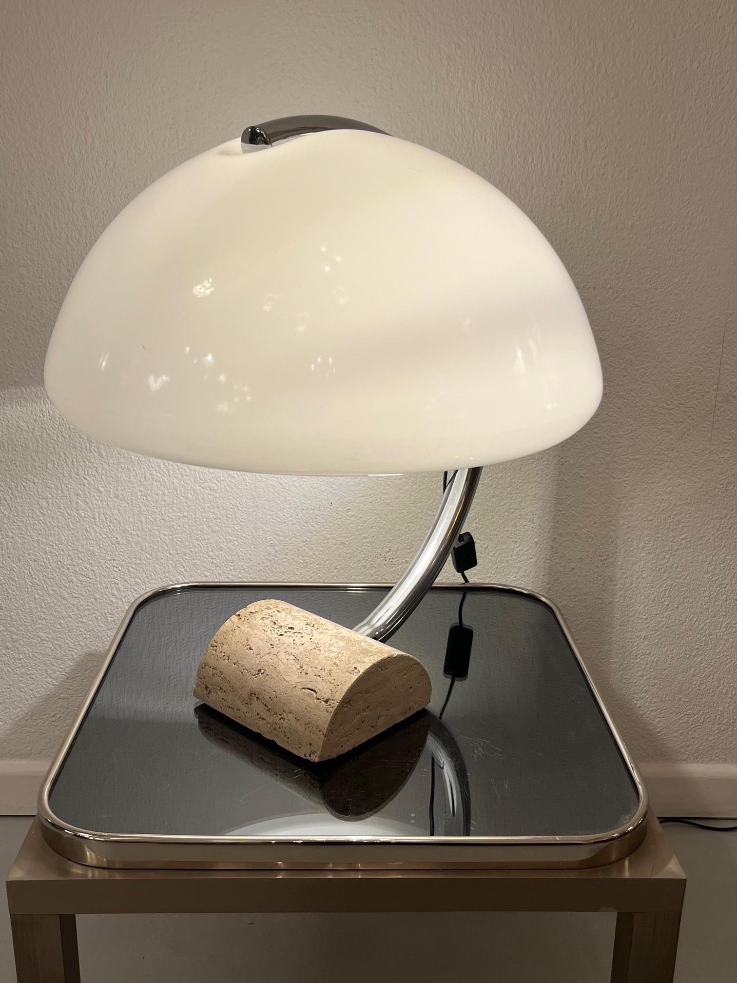 Lampe de bureau vintage en acrylique blanc et travertin d'Elio Martinelli, Italie, vers 1965 Bon état - En vente à Geneva, CH