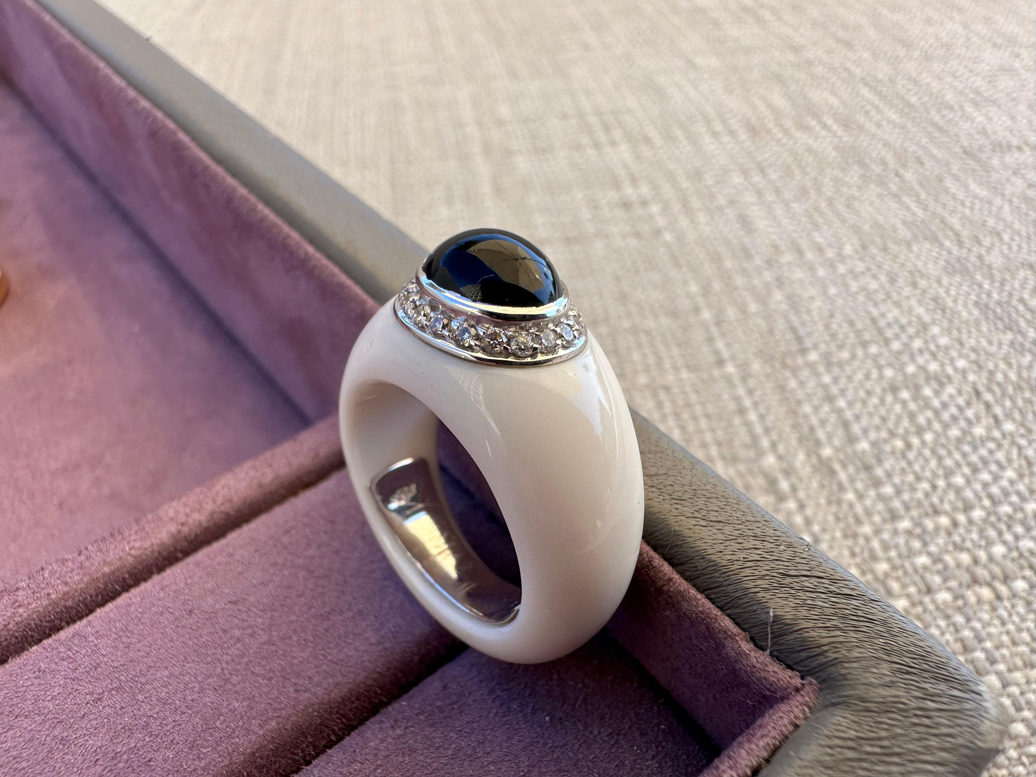 Contemporary Vintage White Agate and Onyx Cocktail Ring set with Diamonds in White Gold For Sale