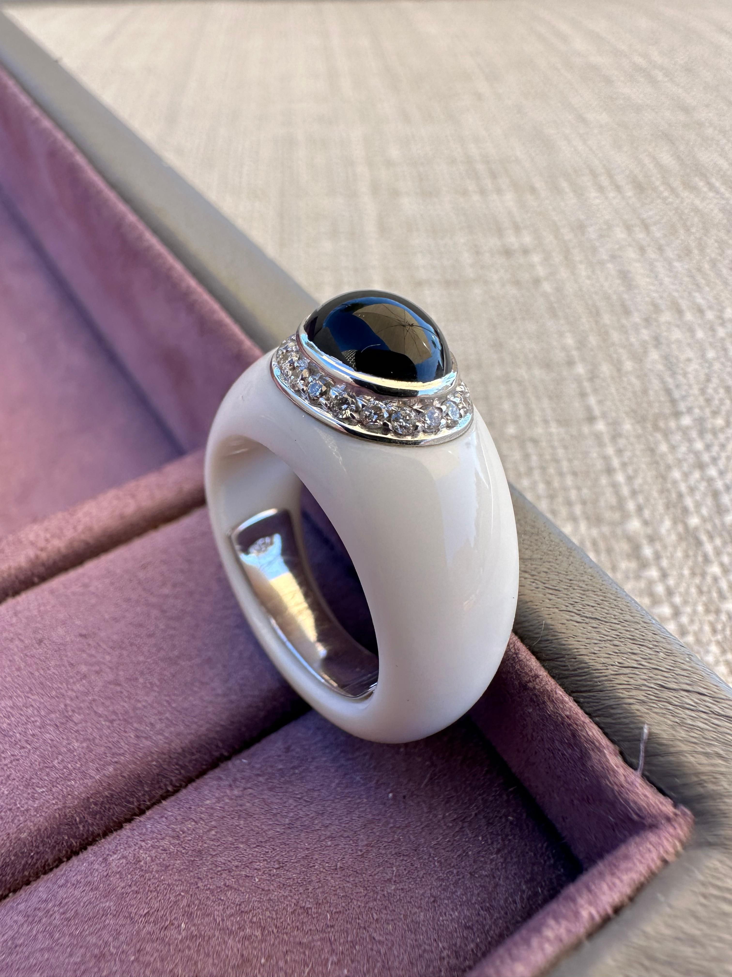 Vintage White Agate and Onyx Cocktail Ring set with Diamonds in White Gold In New Condition For Sale In Porto, PT