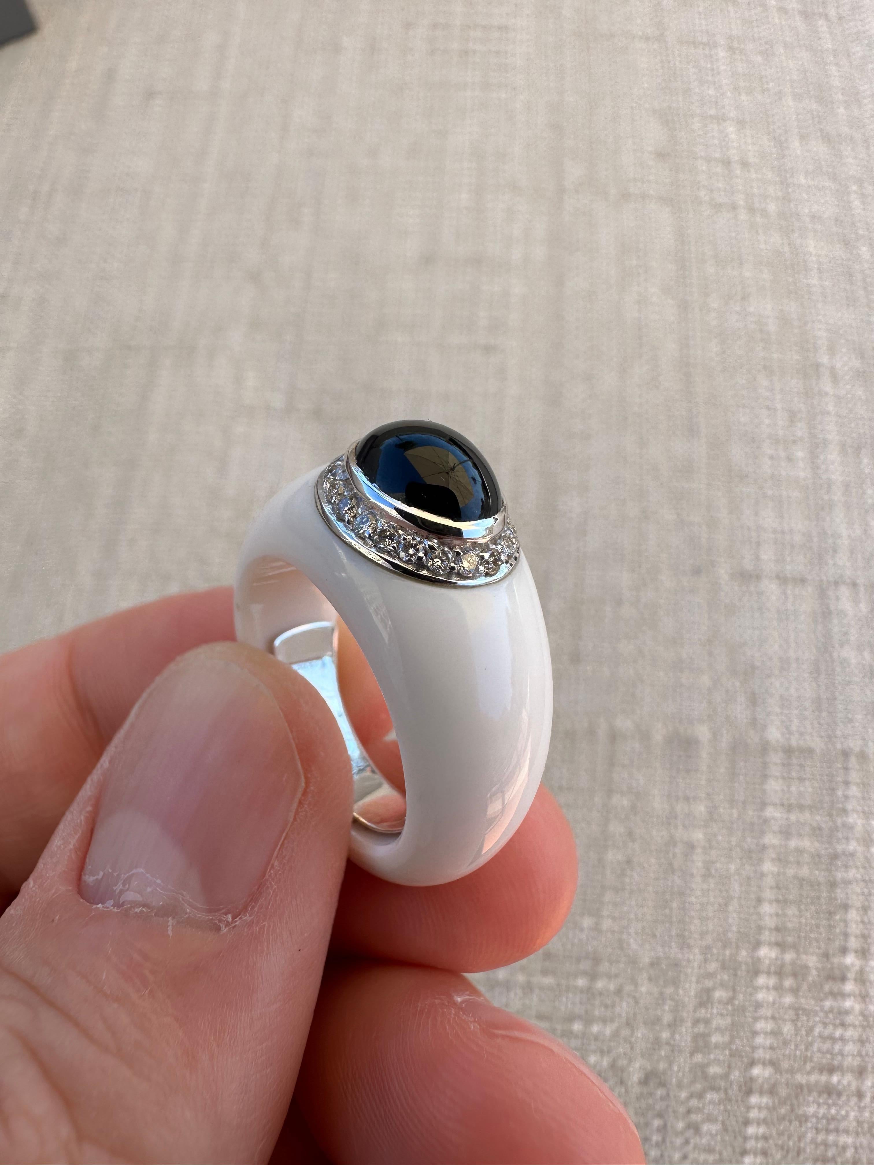 Vintage White Agate and Onyx Cocktail Ring set with Diamonds in White Gold For Sale 1