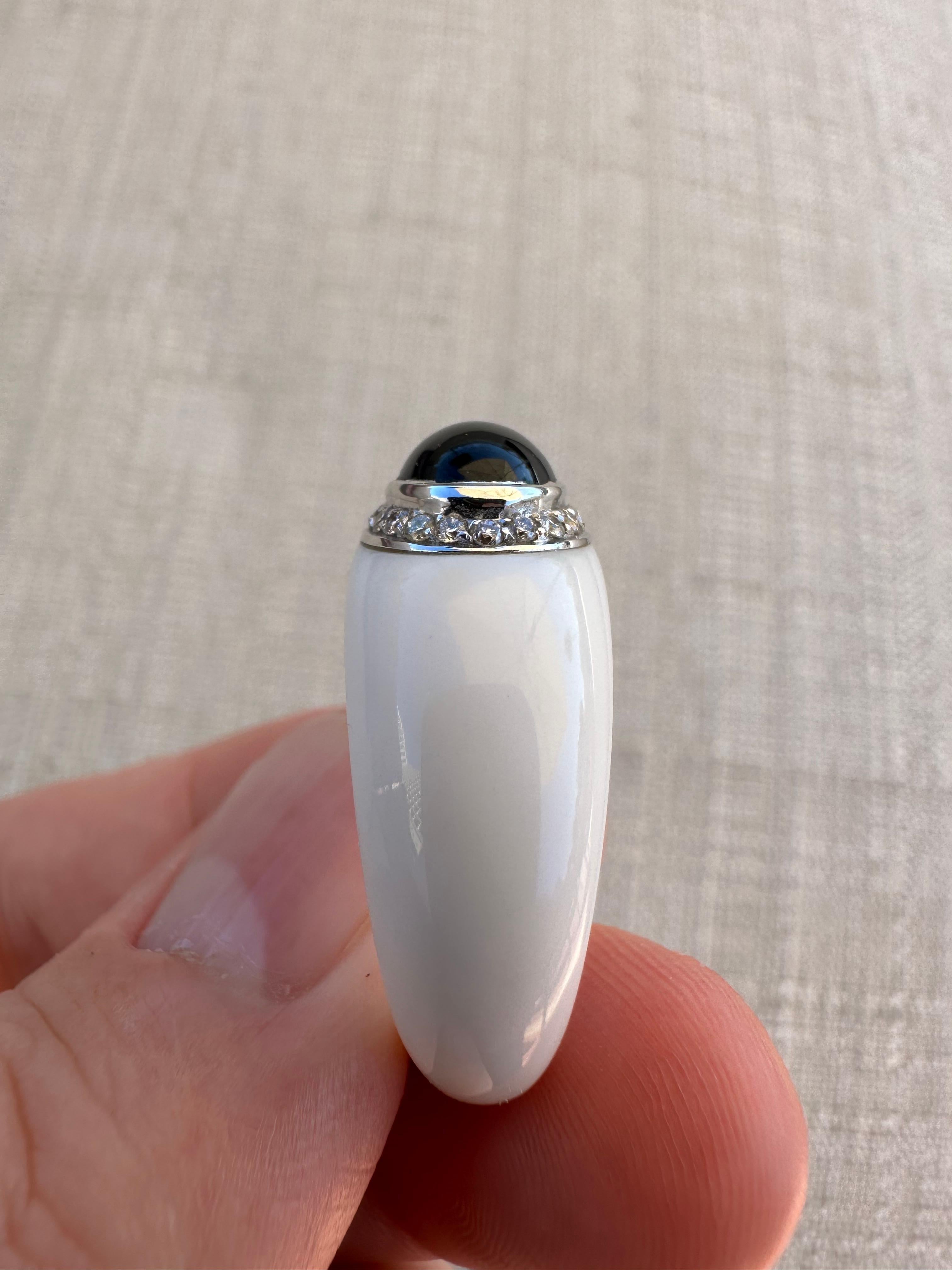 Vintage White Agate and Onyx Cocktail Ring set with Diamonds in White Gold For Sale 2