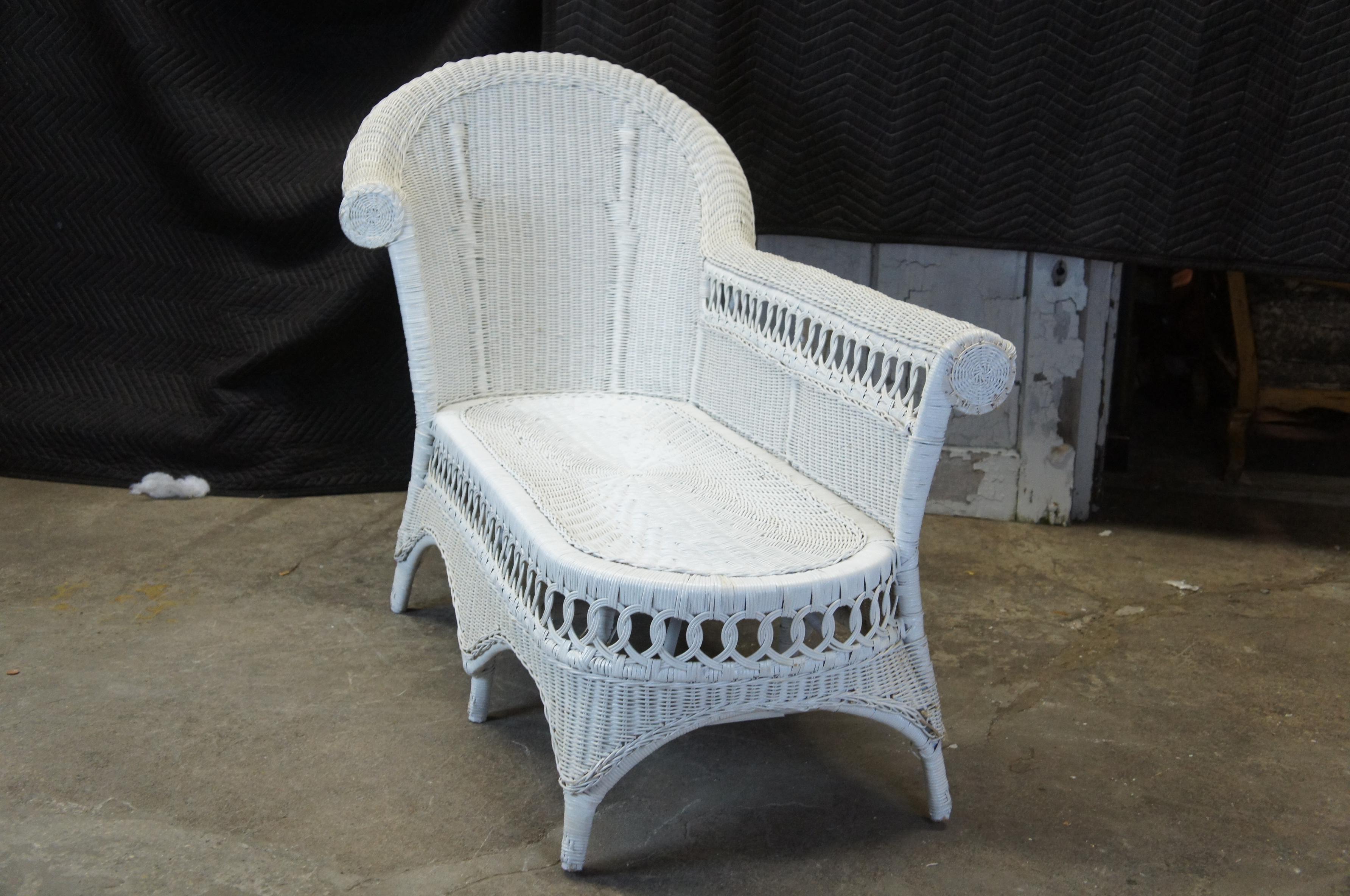 Vintage White American Wicker Rattan Chaise Lounge Chair Rolled Arm Boho Chic In Good Condition In Dayton, OH