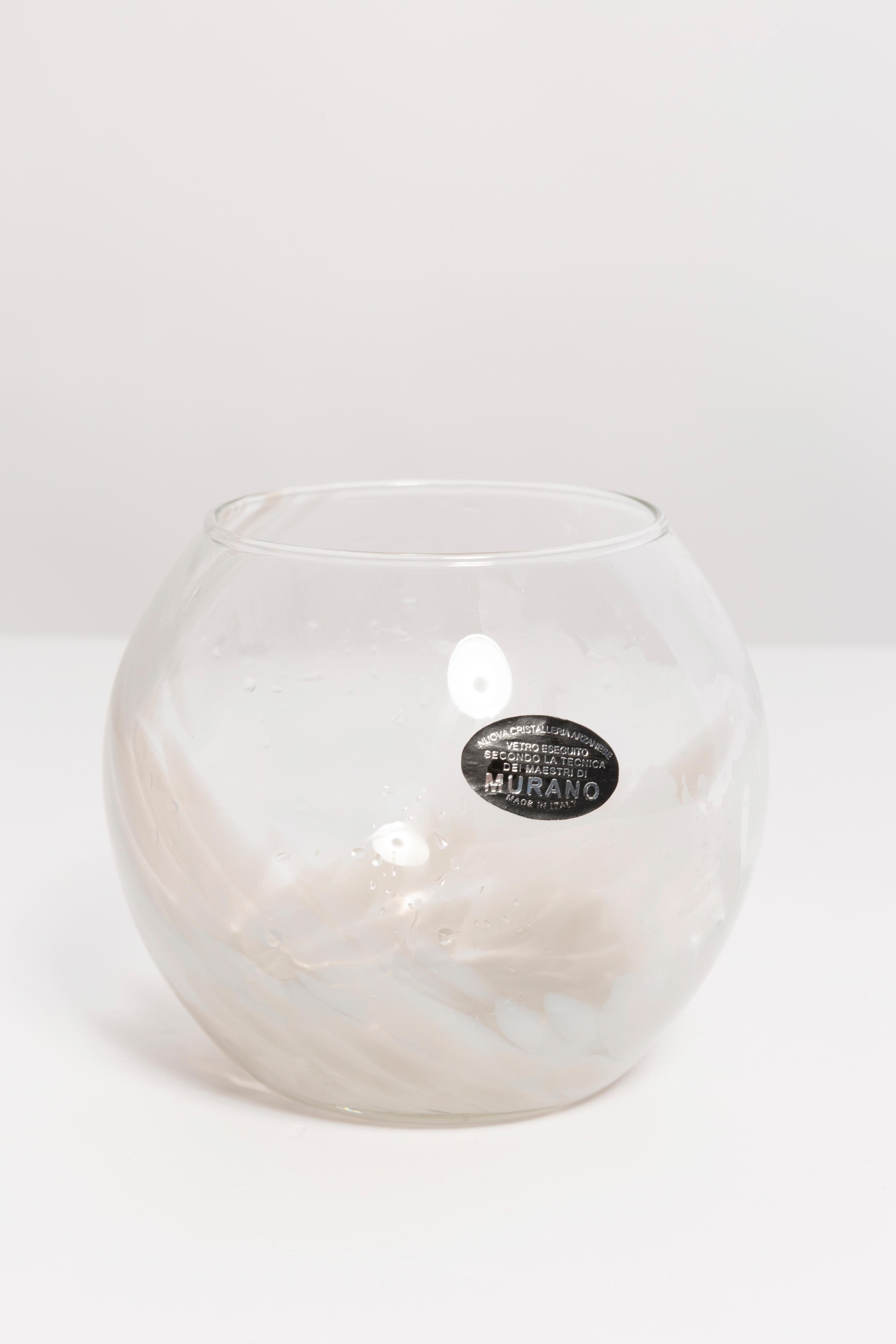 Vase décoratif en verre de Murano blanc et beige provenant d'Italie. Le vase est en très bon état vintage, sans dommages ni fissures. Verre original. Une belle pièce pour chaque intérieur ! Une seule pièce unique.