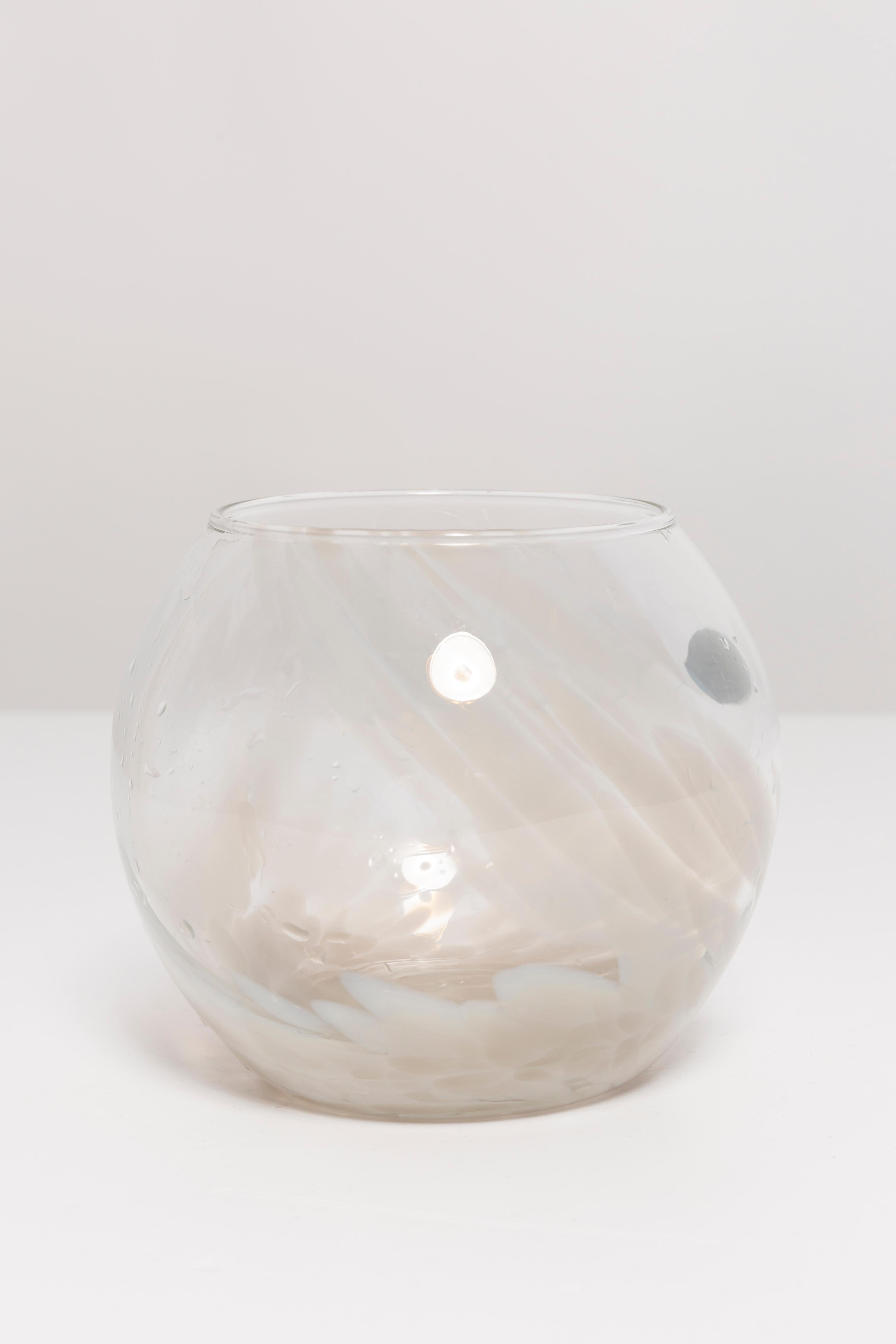 Mid-Century Modern Mini vase décoratif vintage en verre de Murano blanc et beige, Italie, années 1960 en vente