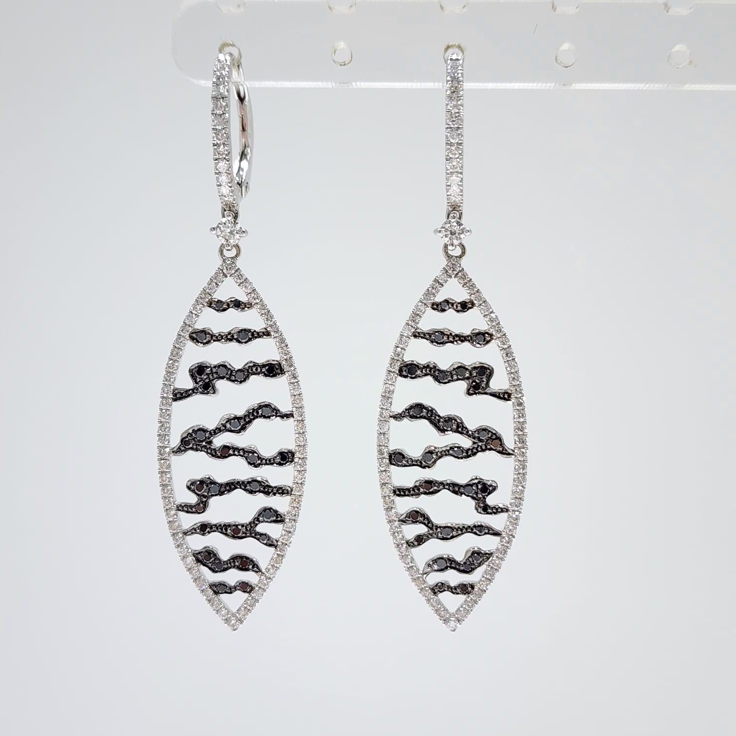 Pendiente colgante vintage de oro blanco de 18 quilates con diamantes blancos y negros en venta 1
