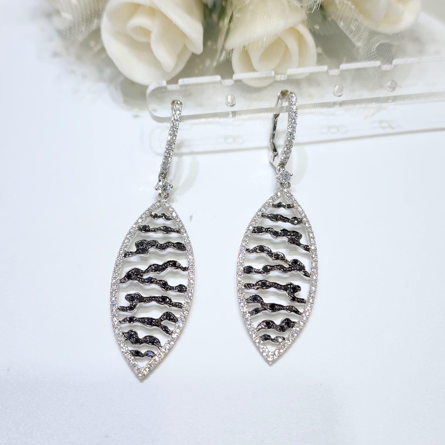 Pendiente colgante vintage de oro blanco de 18 quilates con diamantes blancos y negros en venta 2