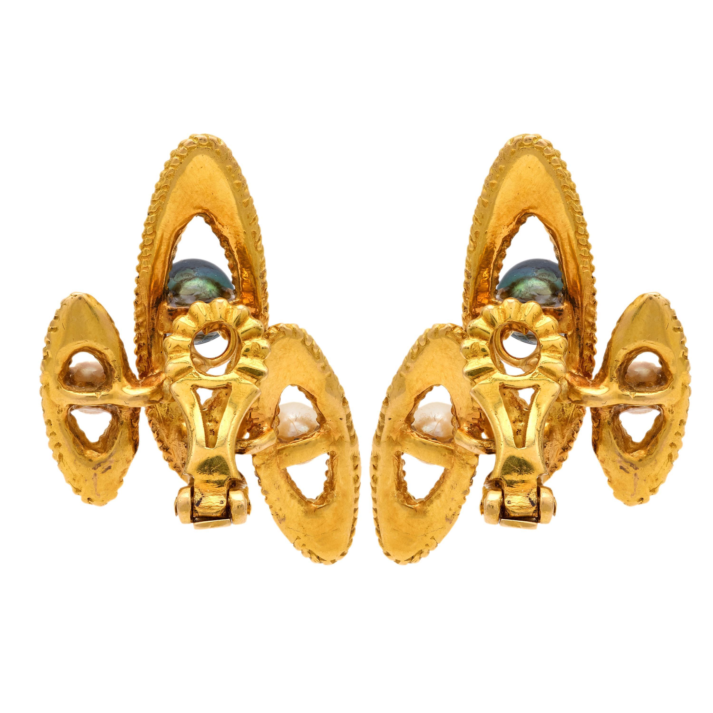 Orecchini a clip d'epoca in oro giallo 18k con perle bianche e nere In condizioni buone in vendita a Beverly Hills, CA