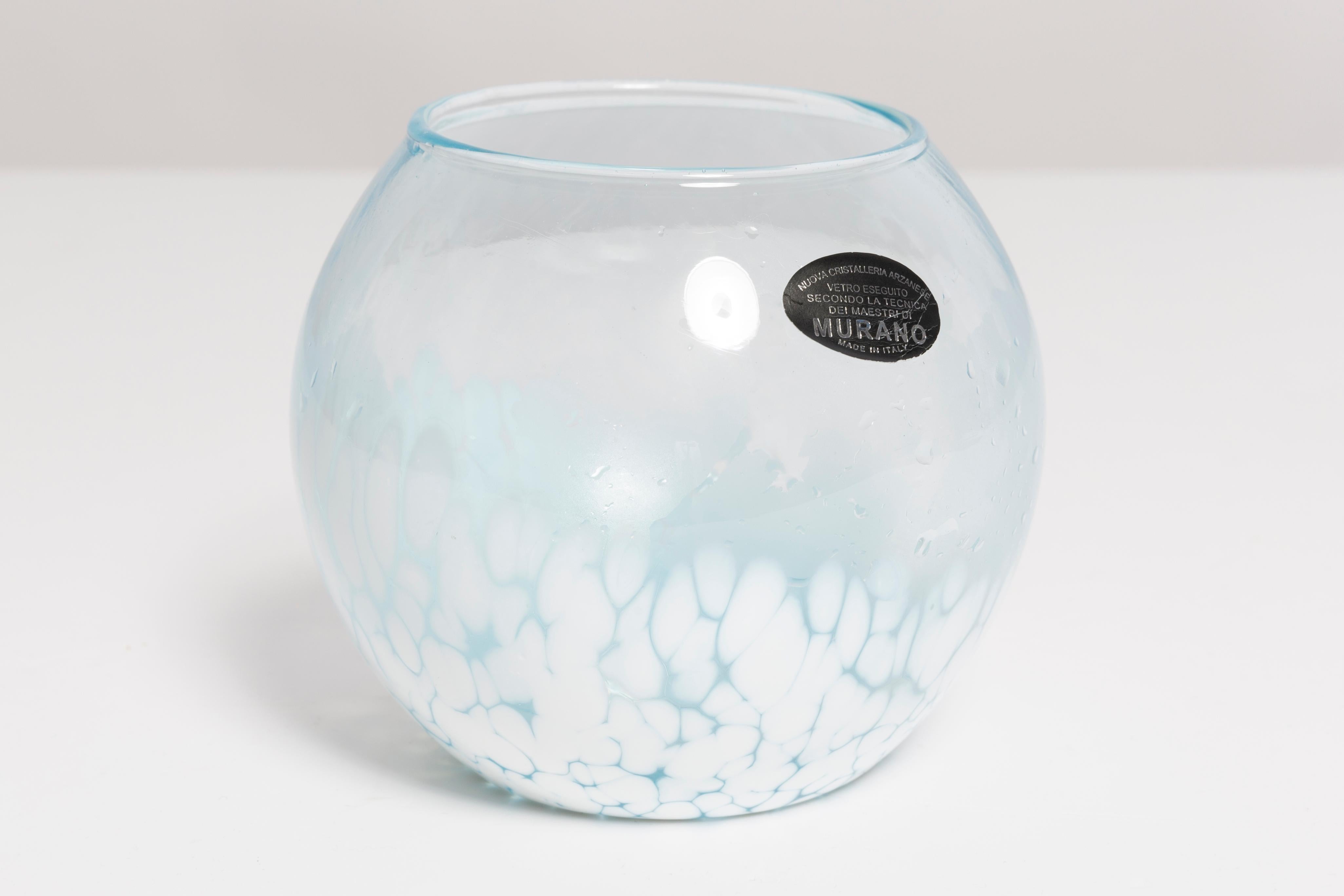 Vase décoratif en verre de Murano blanc et bleu provenant d'Italie. Le vase est en très bon état vintage, sans dommages ni fissures. Verre original. Une belle pièce pour chaque intérieur ! Une seule pièce unique.