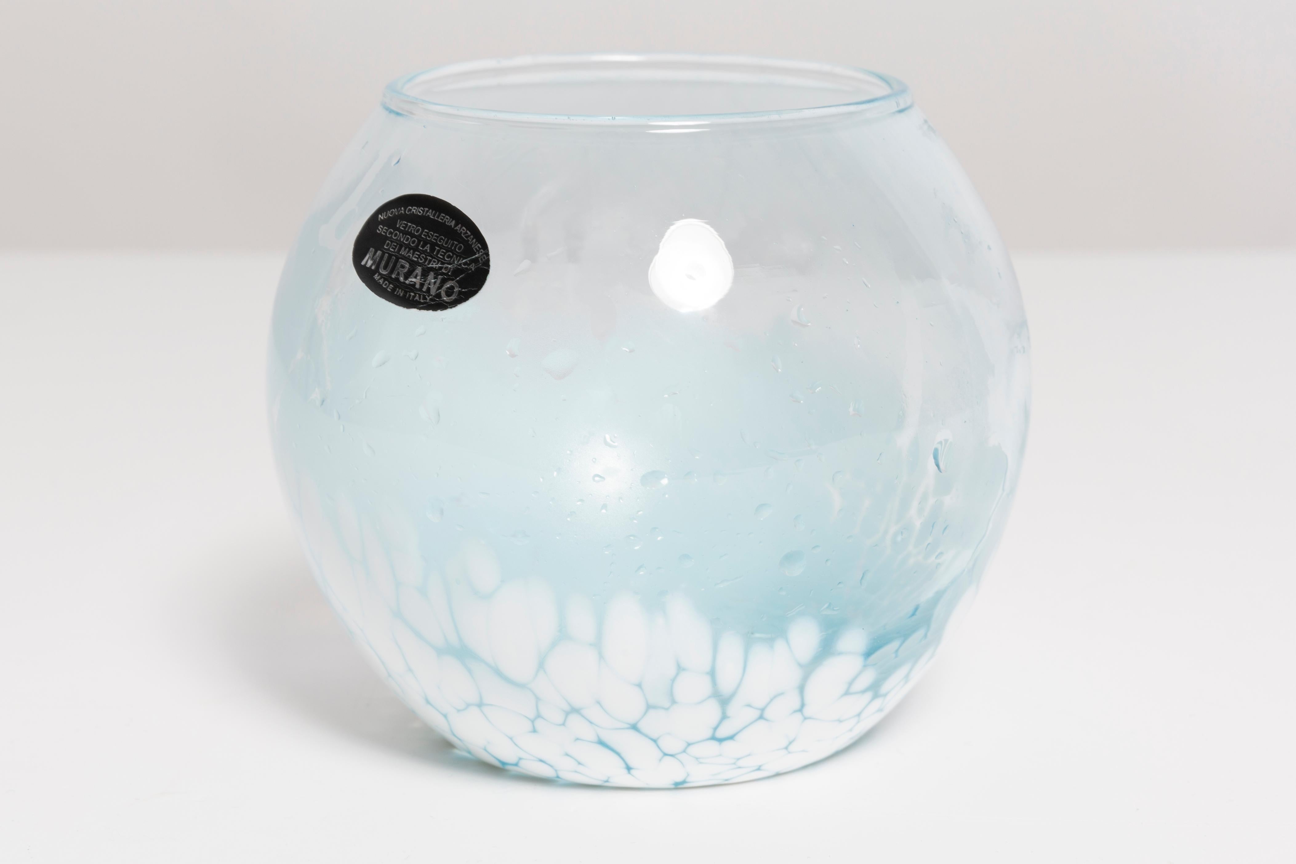 Mid-Century Modern Mini vase décoratif en verre de Murano blanc et bleu vintage, Italie, années 1960 en vente