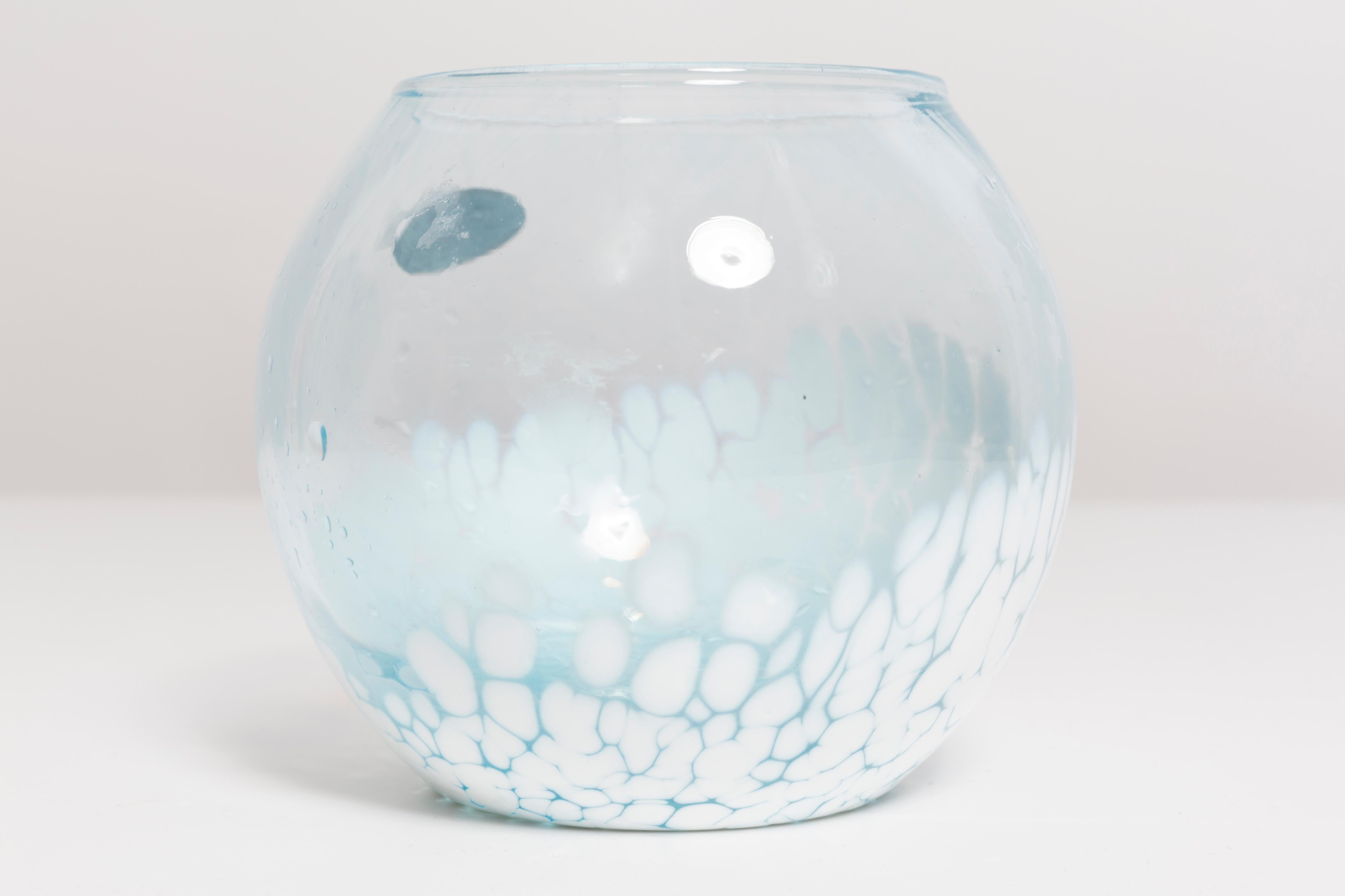 Mini vase décoratif en verre de Murano blanc et bleu vintage, Italie, années 1960 Bon état - En vente à 05-080 Hornowek, PL