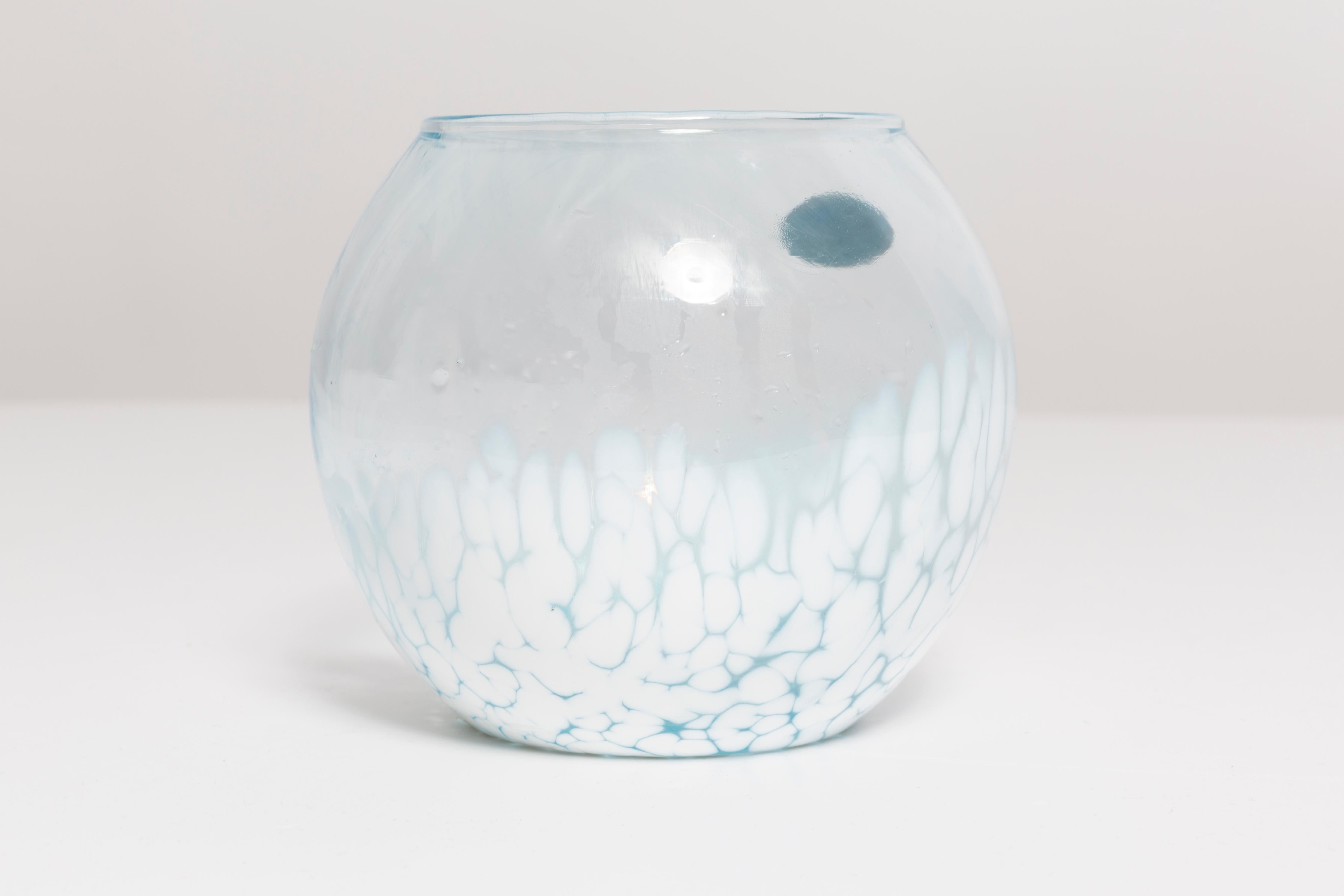 20ième siècle Mini vase décoratif en verre de Murano blanc et bleu vintage, Italie, années 1960 en vente